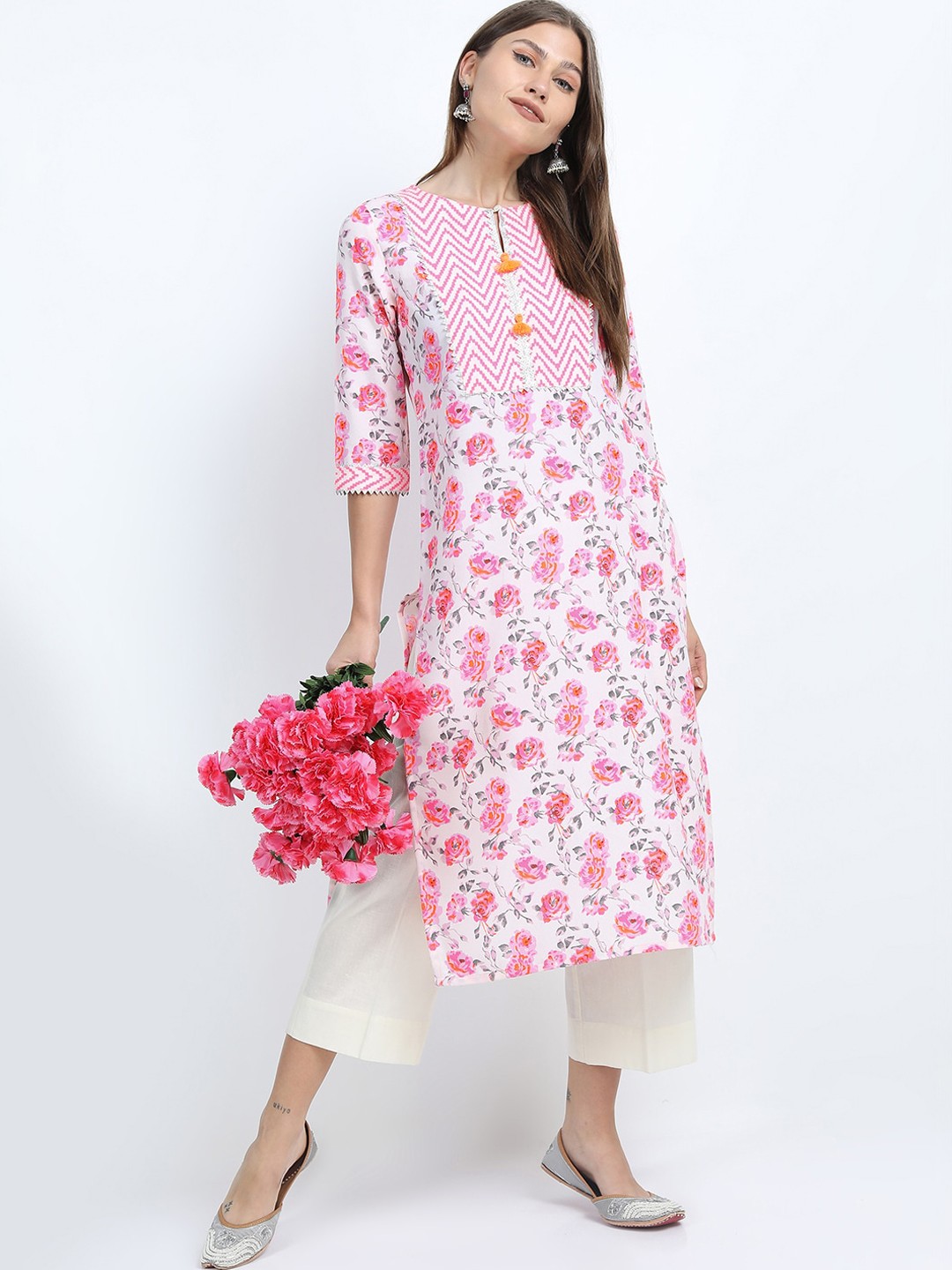 

Vishudh Women Off White Floral Printed Flared Sleeves Thread Work Kurta