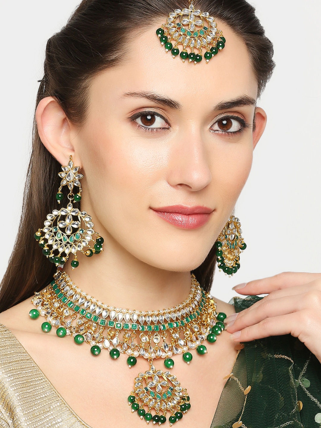 

OOMPH Gold-Toned & Green Kundan Studded & Pearls Beaded Jadau Jewellery Set