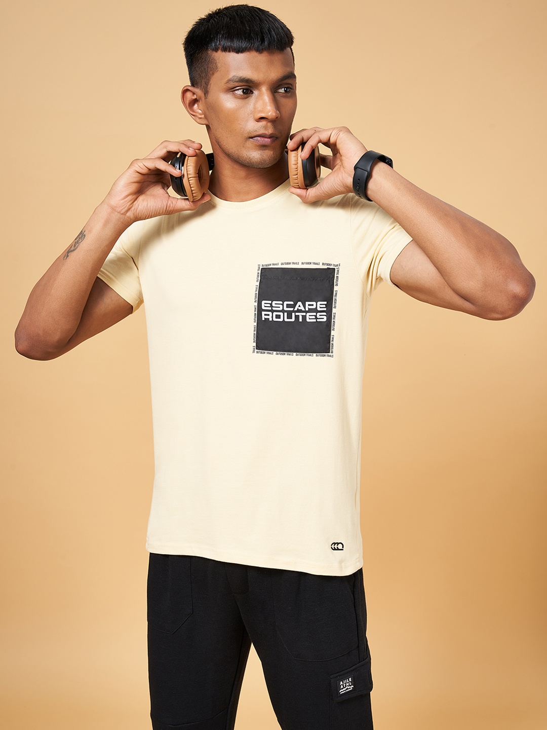 

Ajile by Pantaloons Men Off White & Black Slim Fit T-shirt