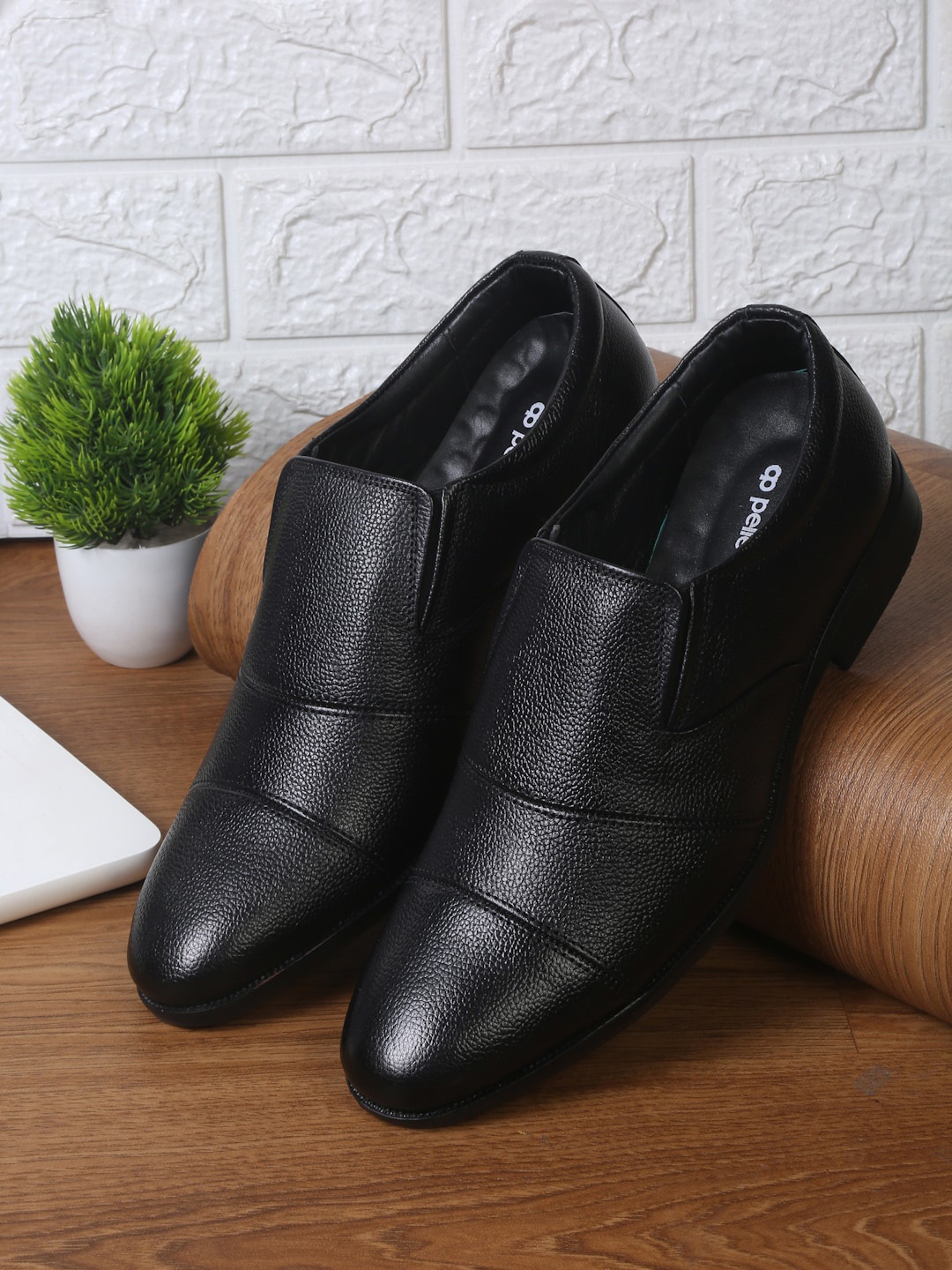 

pelle albero Men Black Solid Leather Formal Slip-On Shoes