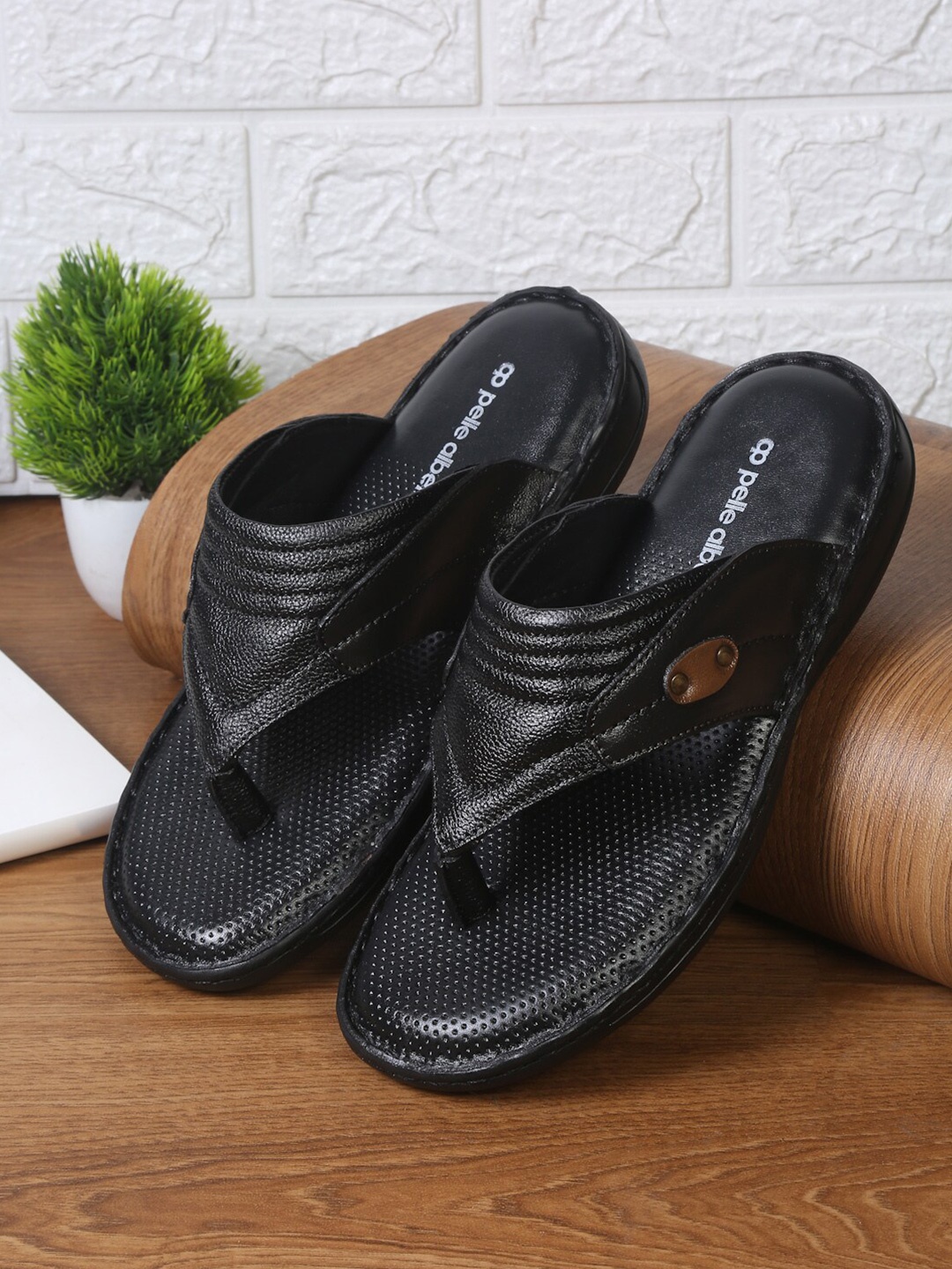 

pelle albero Men Black Solid Leather Comfort Sandals