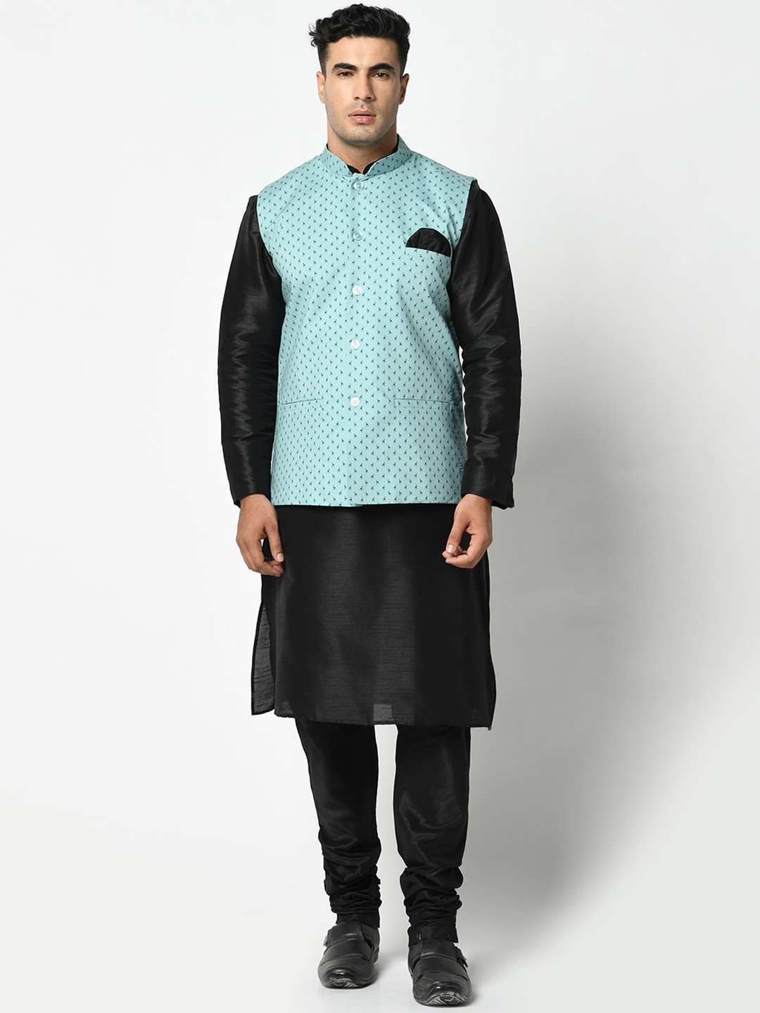 

DEYANN Men Green Embroidered Kurta with Pyjamas