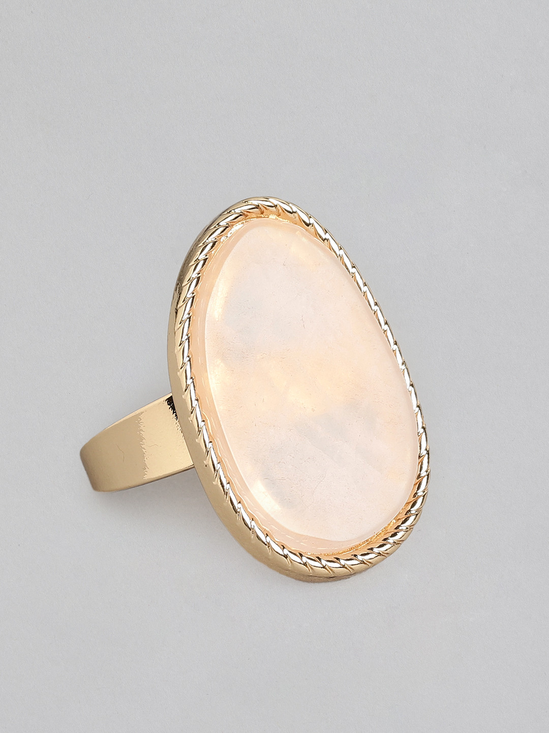 

20Dresses Women Caressing The Style Ring, Gold