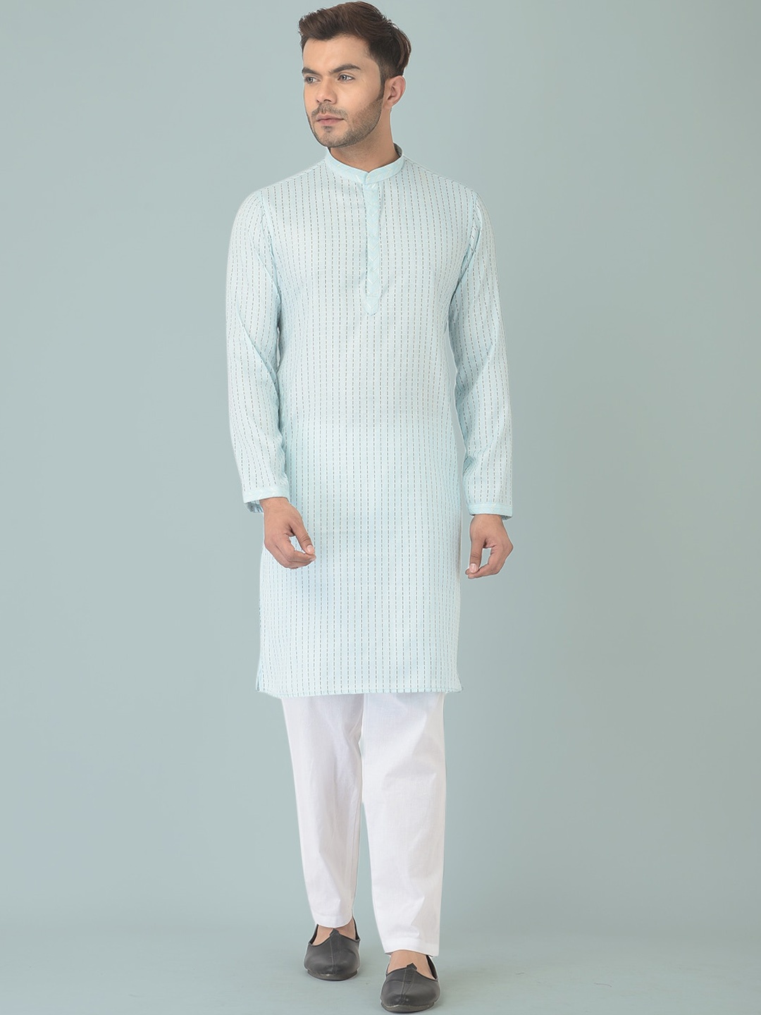 

DEYANN Men Blue Embroidered Kurta with Pyjamas