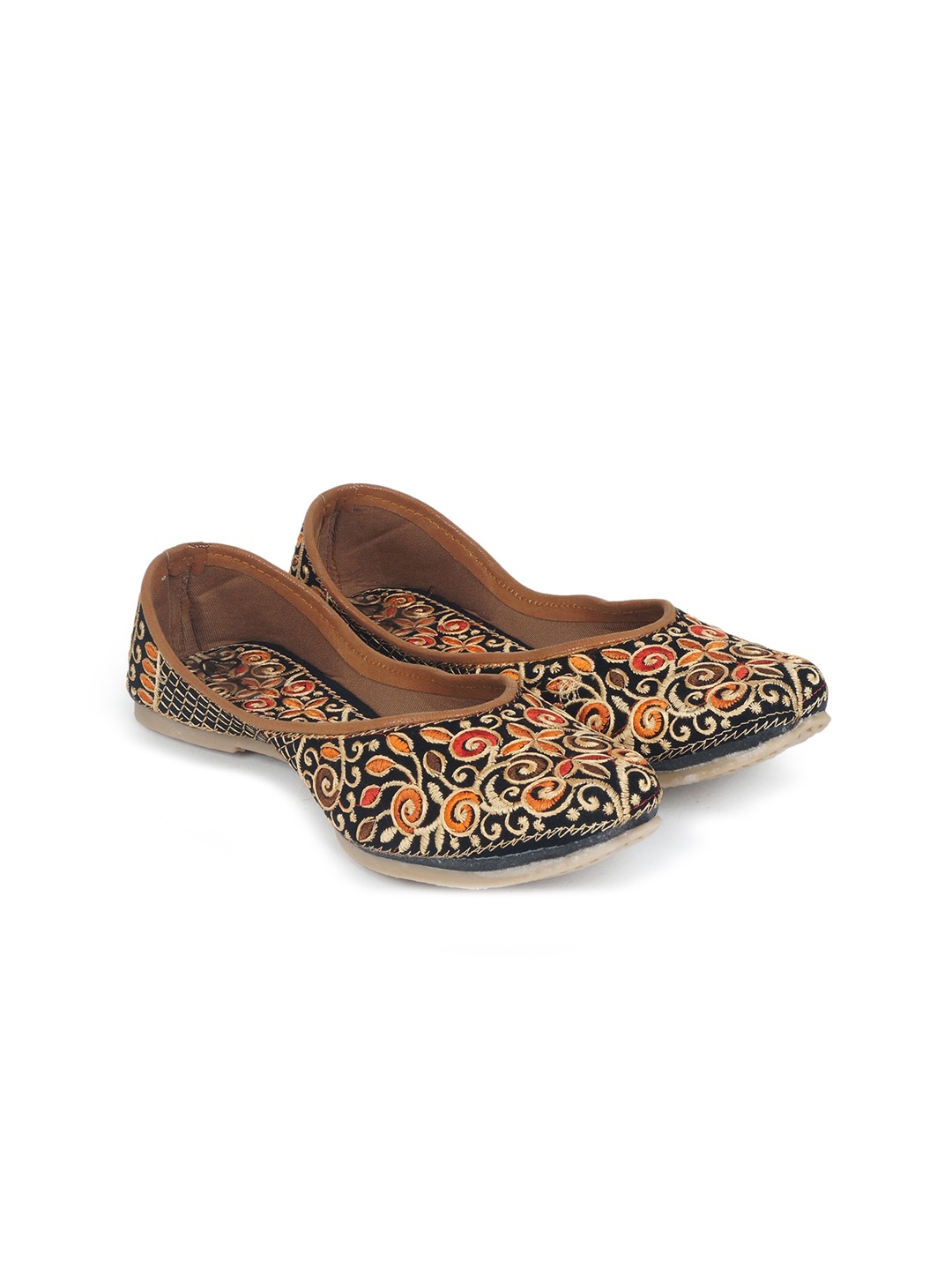

The Desi Dulhan Women Black Embellished Leather Ethnic Mojaris