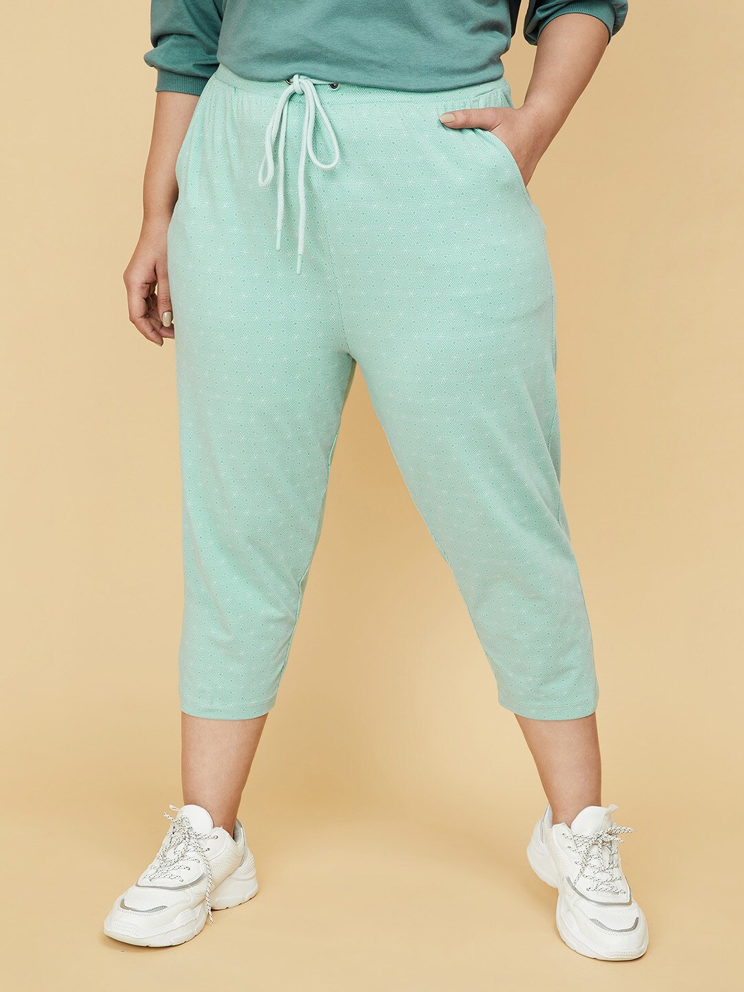 

max Women Plus Size Green Mid-Rise Capris