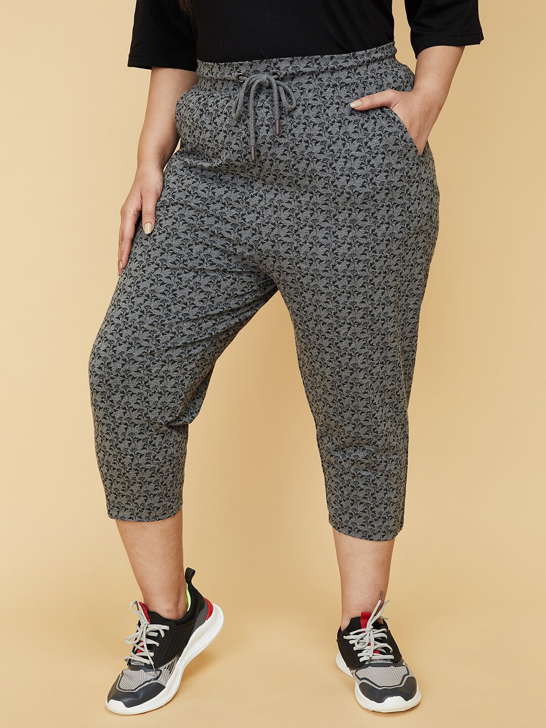 

max Plus Size Women Charcoal & Black Printed Capris