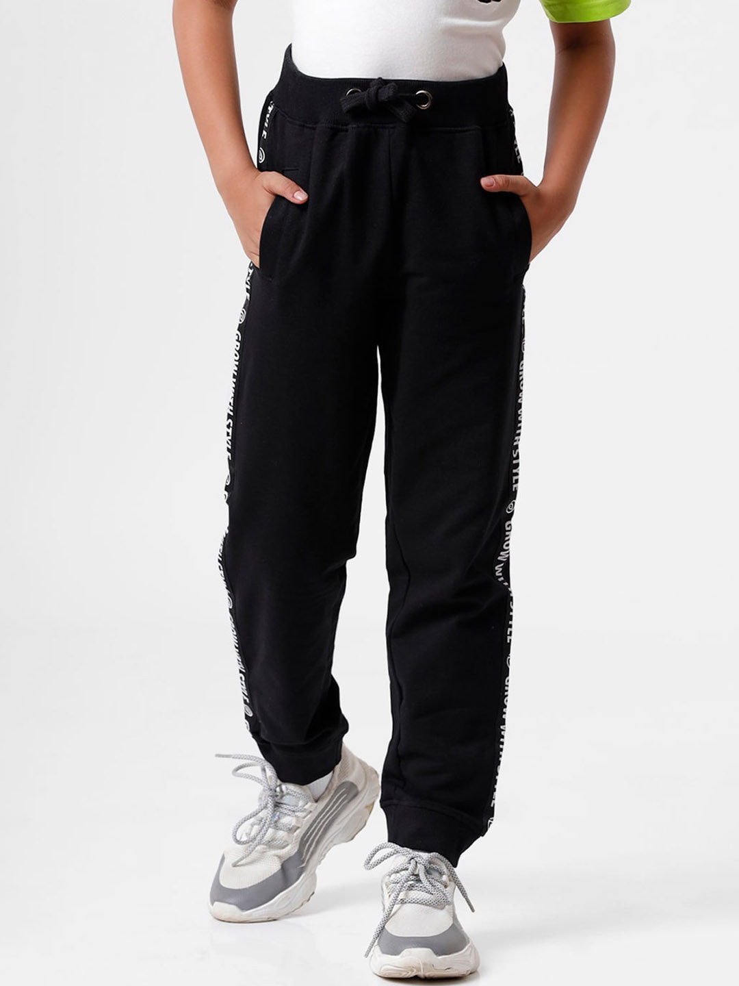 

PIPIN Boys Black Solid Pure Cotton Joggers