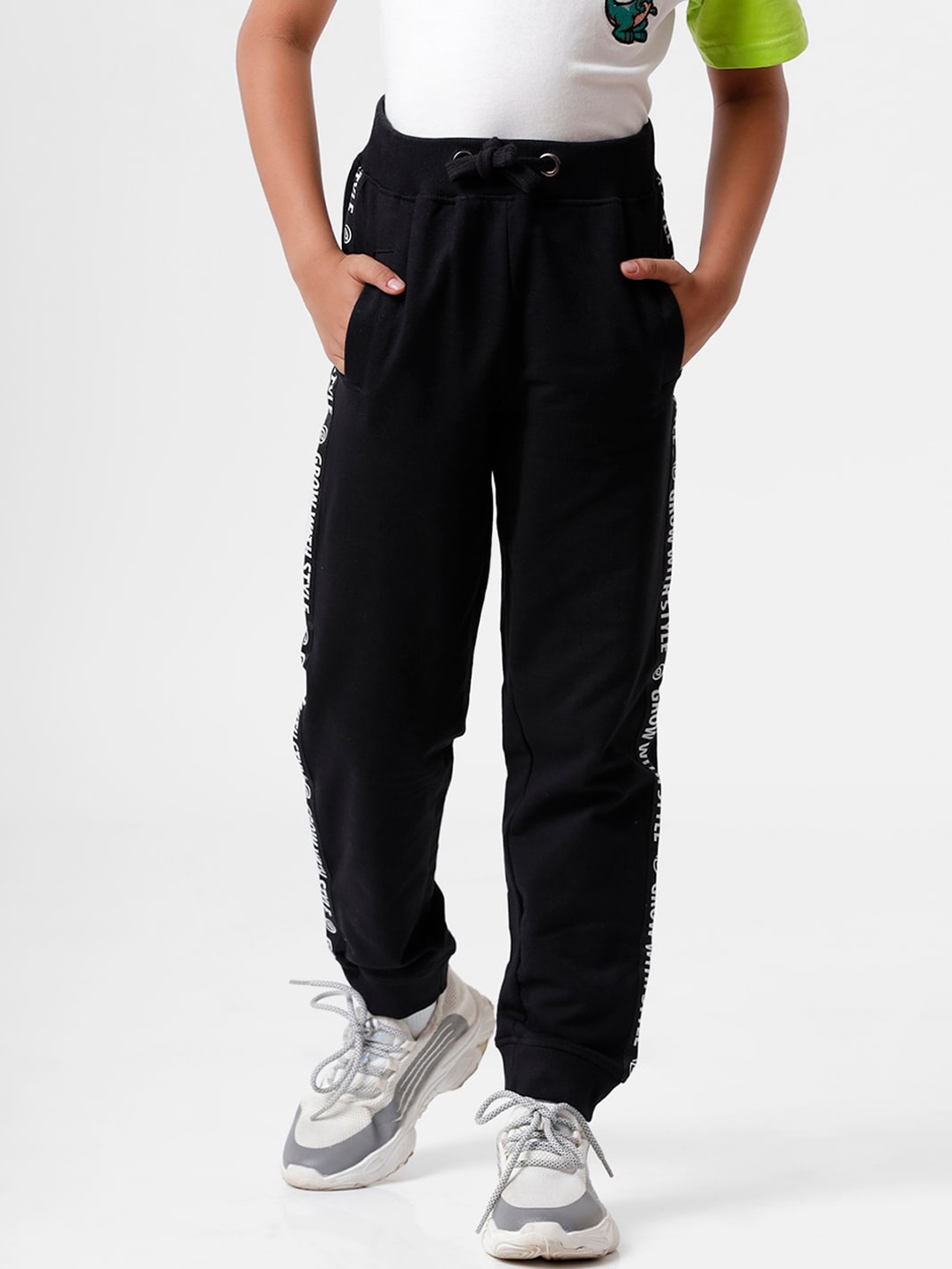

PIPIN Boys Black Solid Pure Cotton Jogger