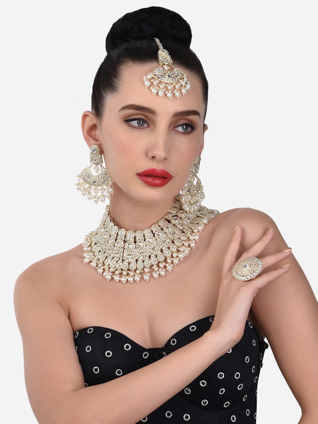 

Zaveri Pearls Gold-Plated White Kundan-Studded & Beaded Jewellery Set