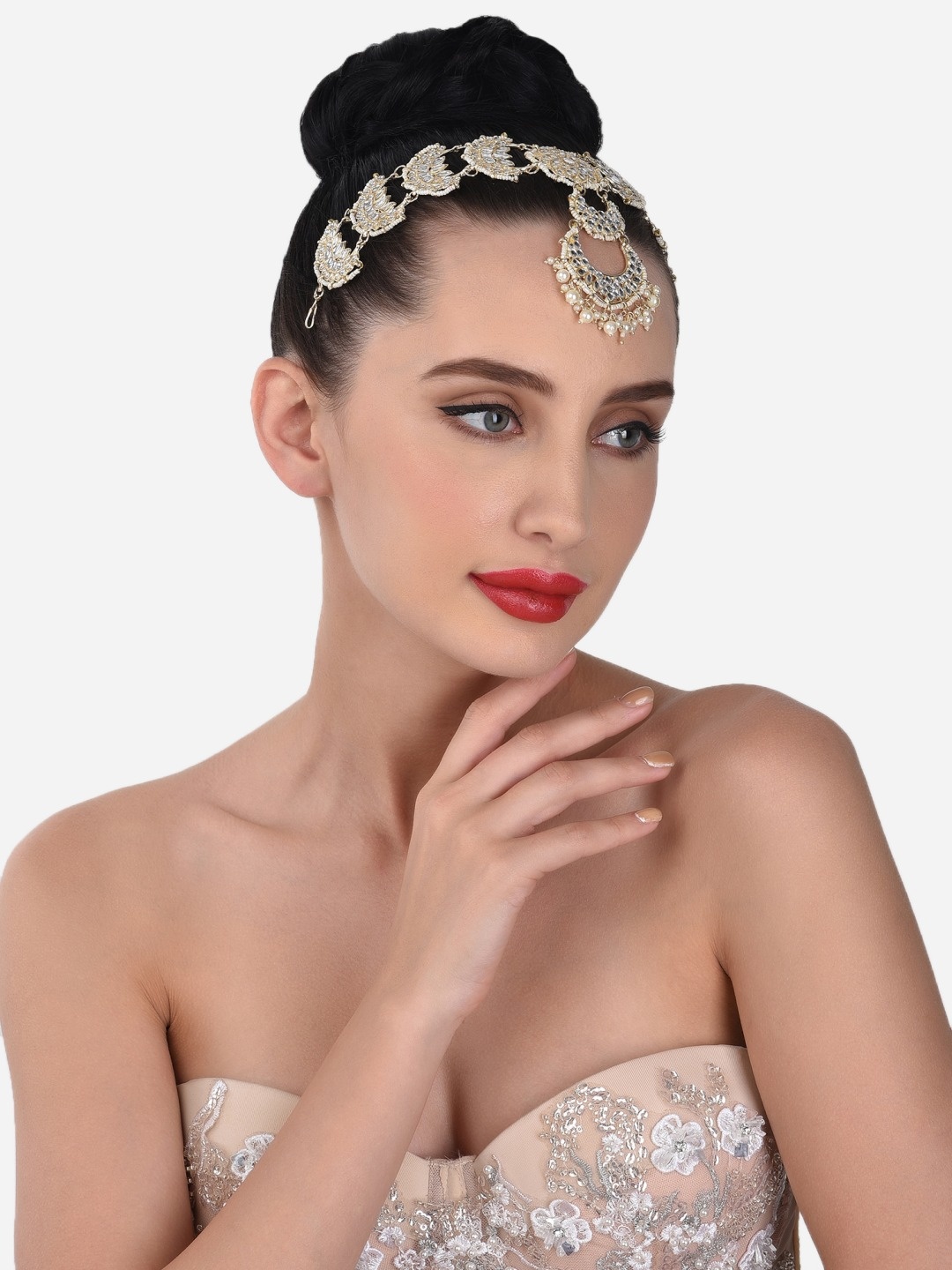 

Zaveri Pearls Gold-Plated White Kundan-Studded & Pearl Beaded Mathapatti