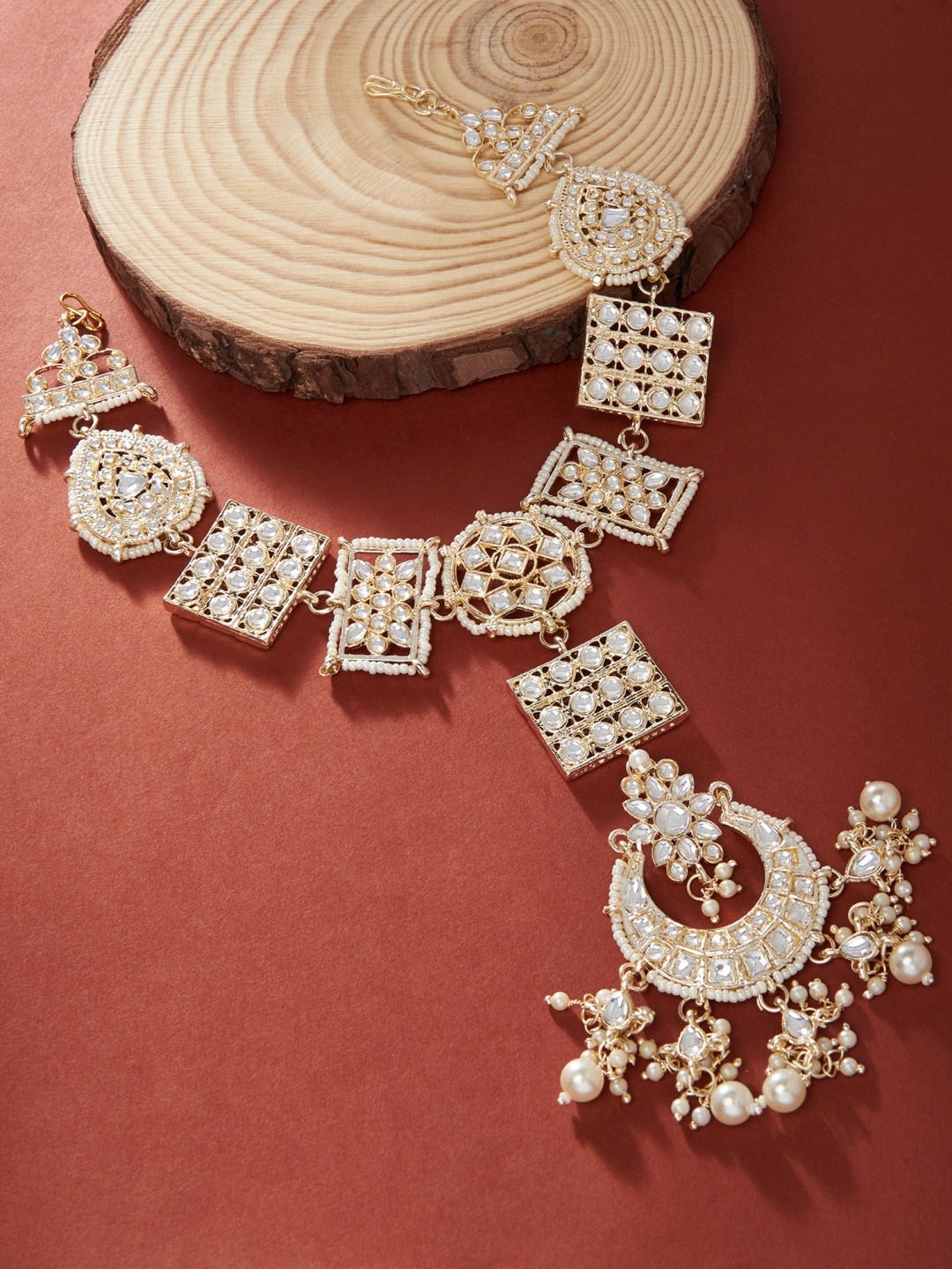 

Zaveri Pearls Women Gold-Plated White Kundan-Studded & Pearl Beaded Maatha Patti
