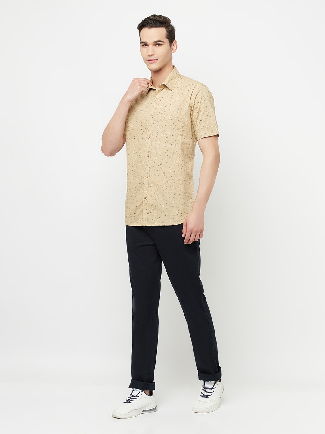 

Crimsoune Club Men Beige Slim Fit Printed Printed Casual Shirt