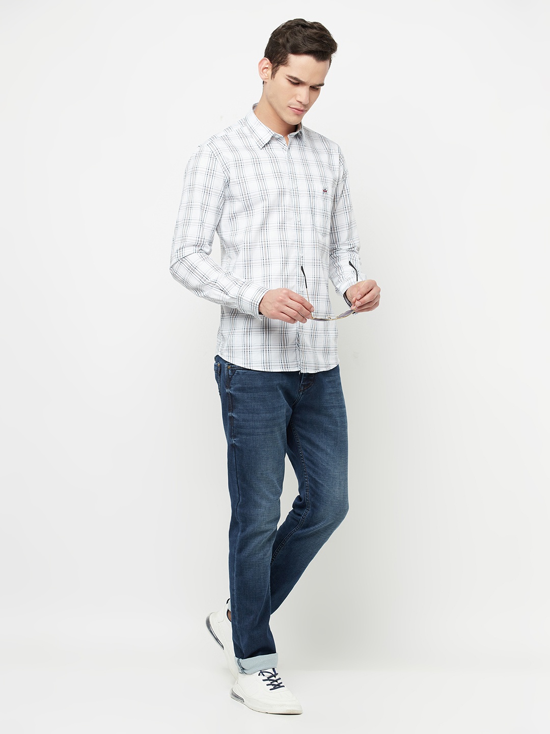 

Crimsoune Club Men White Slim Fit Tartan Checked Casual Shirt