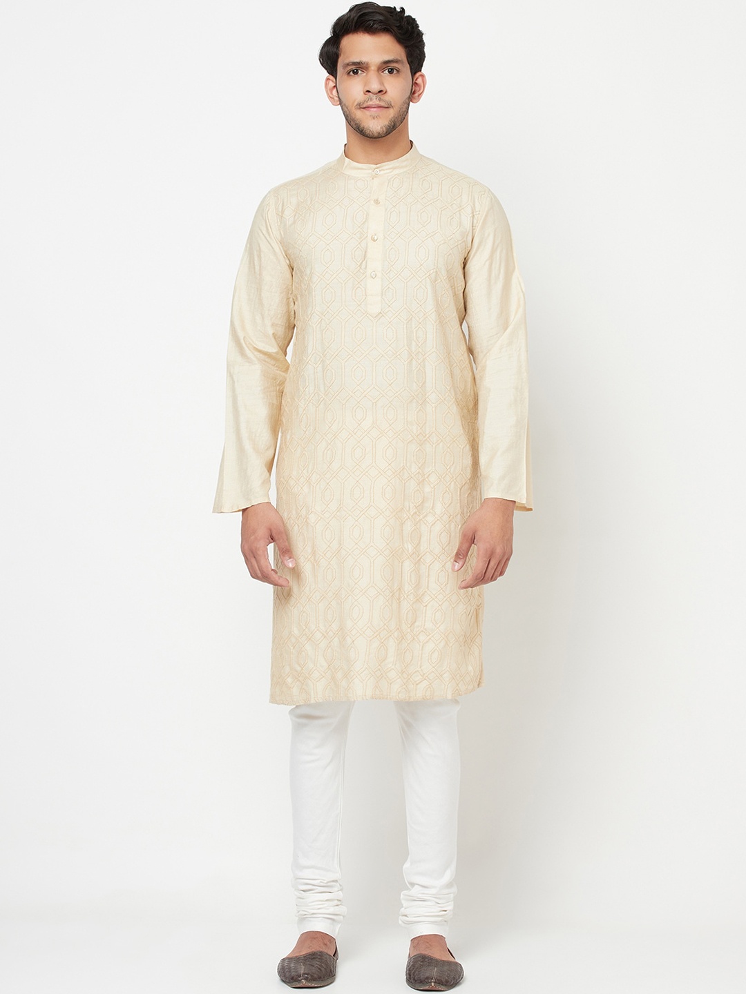 

Fabindia Men Off White Geometric Embroidered Kurta