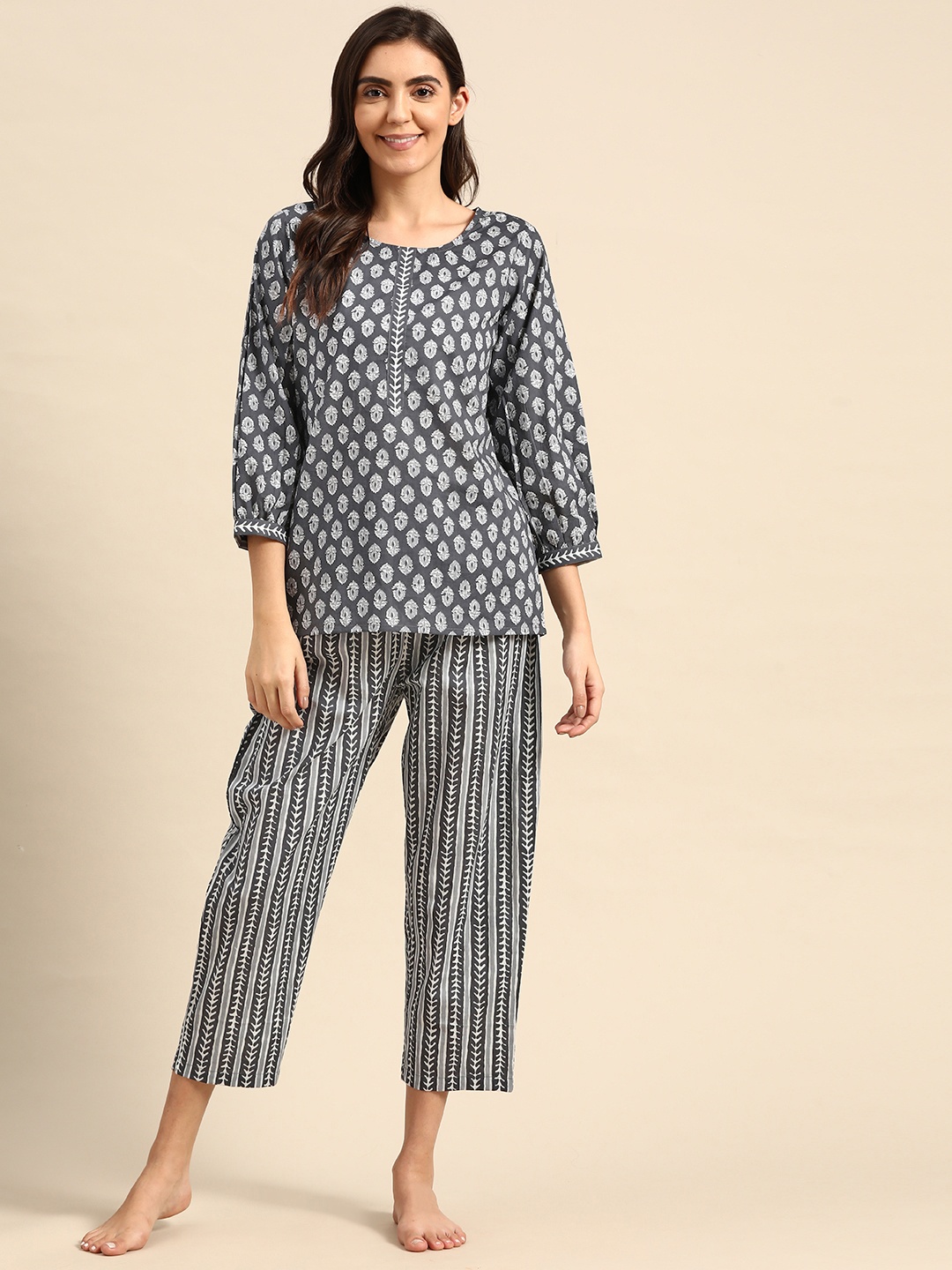 

Prakrti Women Grey Printed Cotton Night suit