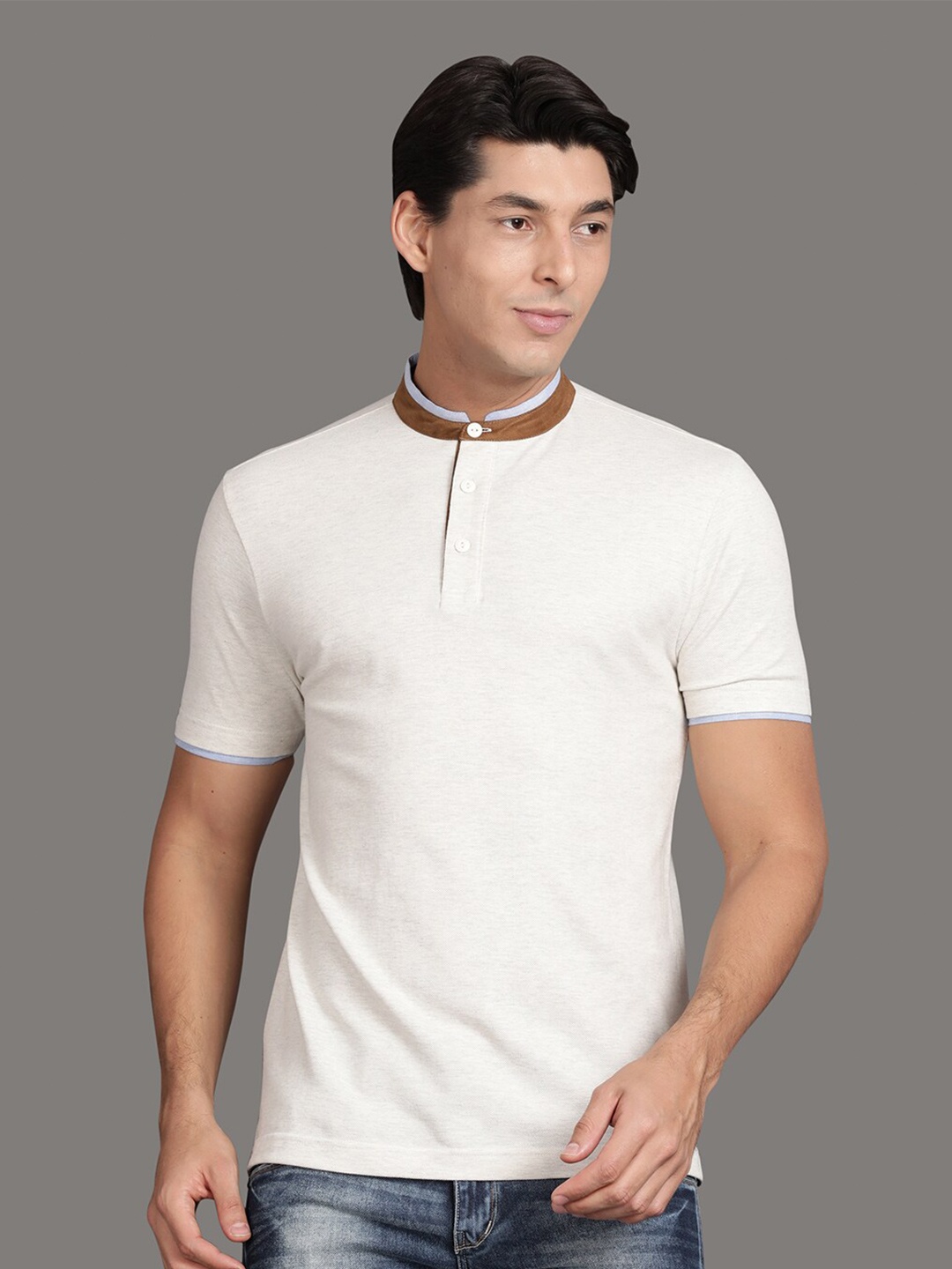 

Steenbok Men Beige Mandarin Collar T-shirt