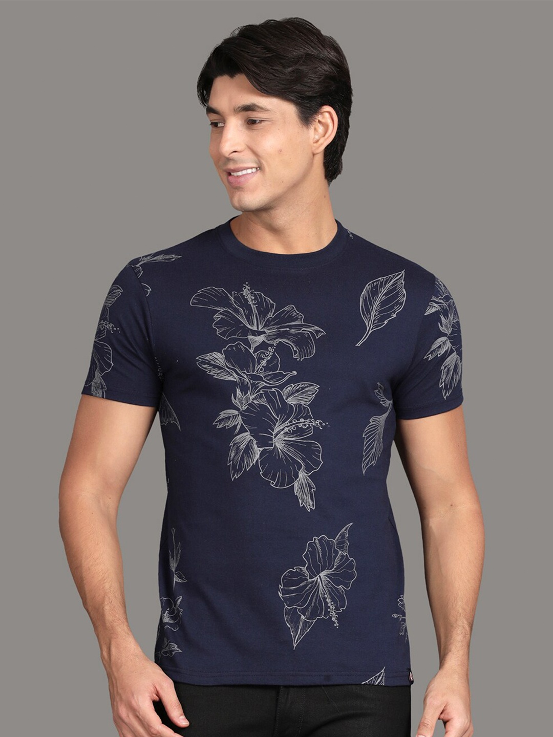 

Steenbok Men Navy Blue & Off White Floral Printed Pure Cotton T-shirt