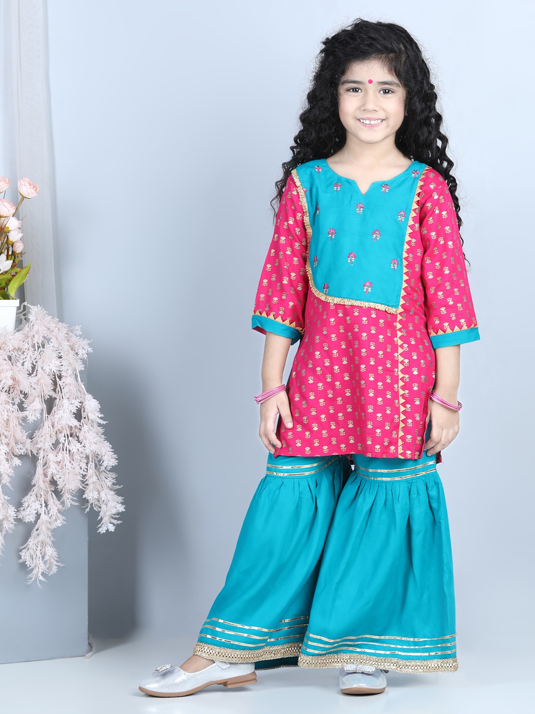 

Kinder Kids Girls Pink & Green Printed Thread Work Pure Cotton Kurta with Sharara