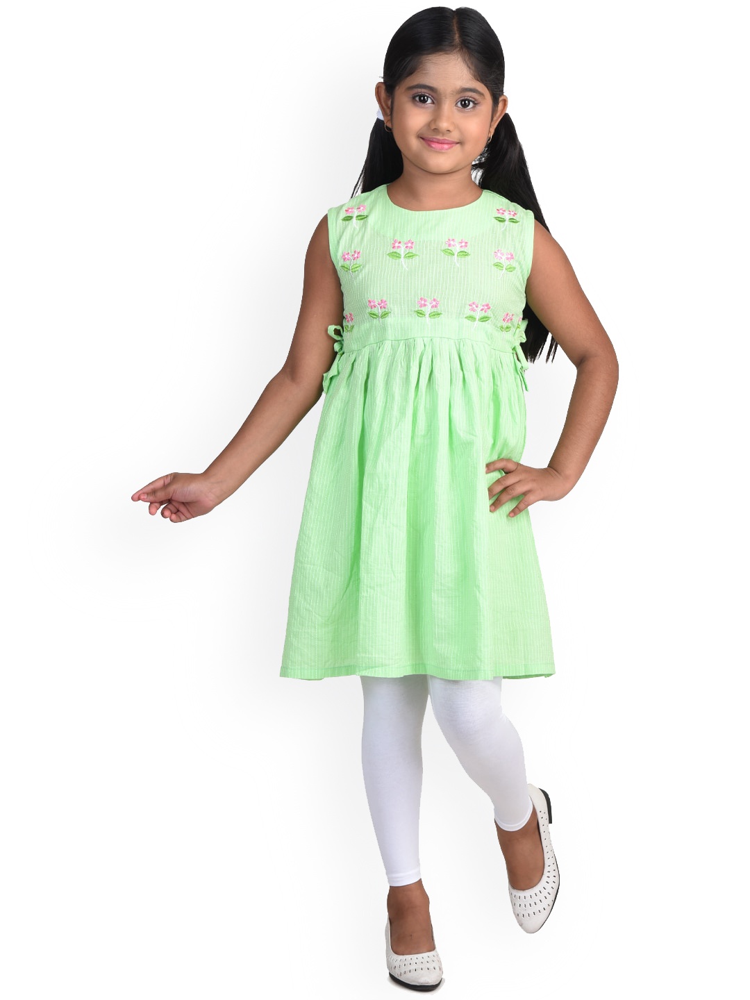 

Kinder Kids Girls Green & White Striped Thread Work Pure Cotton Kurta With Leggings