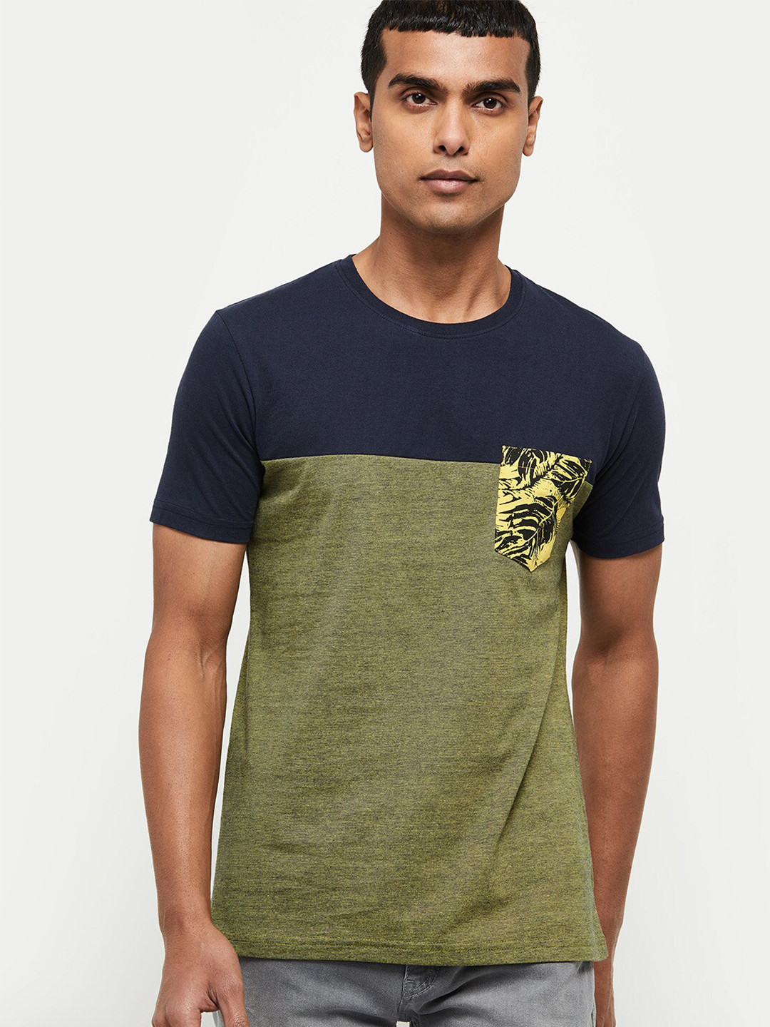 

max Men Navy Blue & Green Colourblocked T-shirt