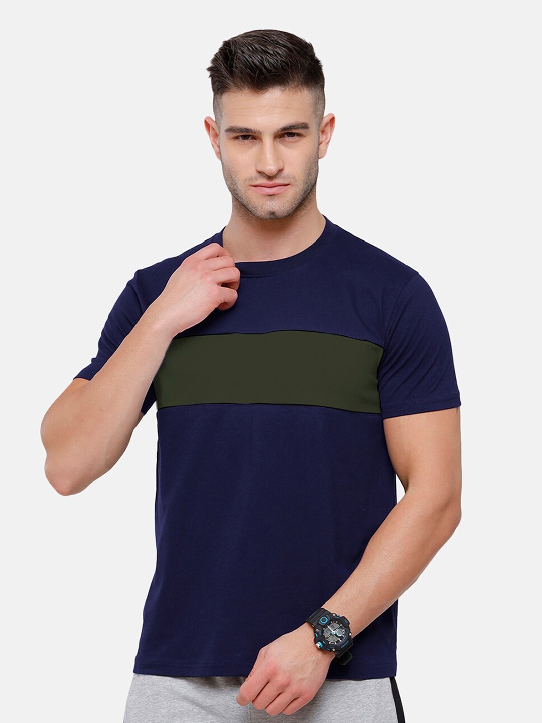 

MADSTO Men Navy Blue Colourblocked Slim Fit Running T-shirt