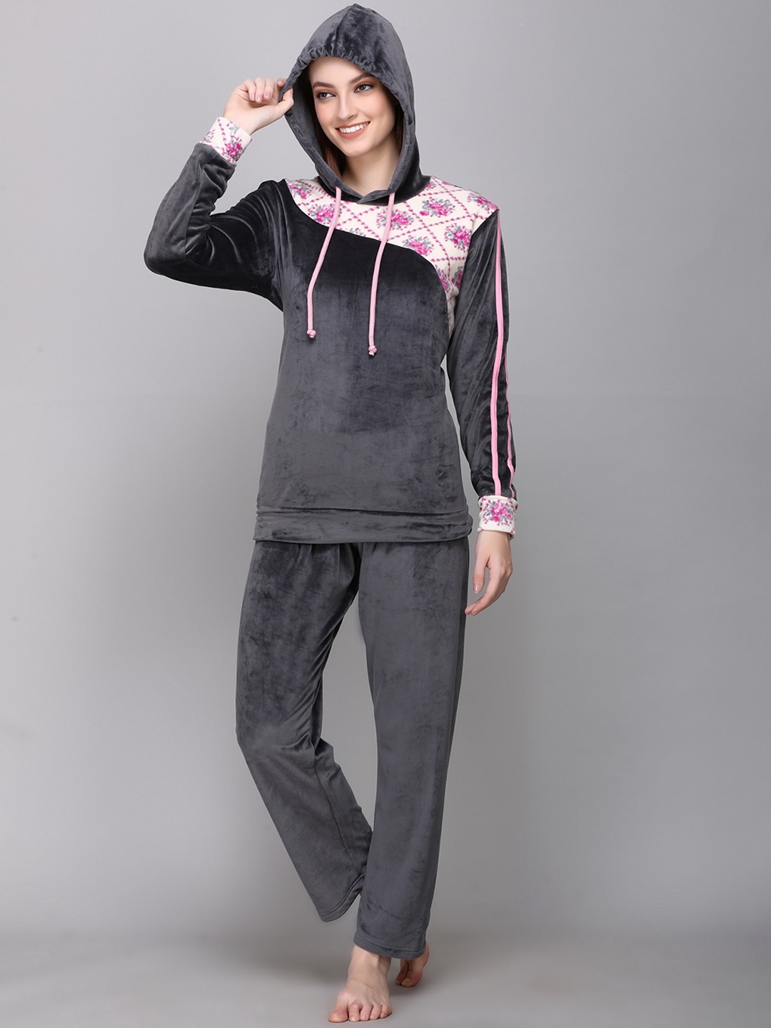 

CUSHYBEE Women Grey & Pink Floral Printed Hooded Velvet Winter Night Suit