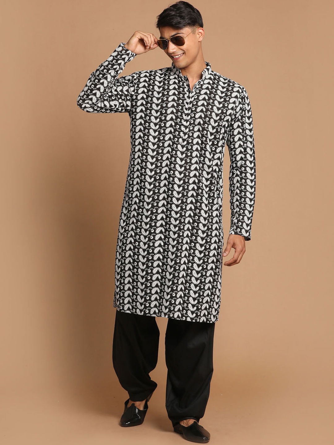 

VASTRAMAY Men Black Floral Embroidered Chikankari Pure Cotton Kurta with Patiala