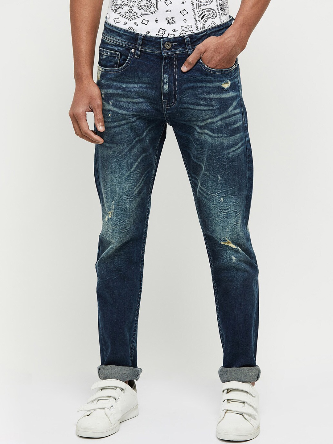 

max Men Blue Mildly Distressed Heavy Fade Jeans