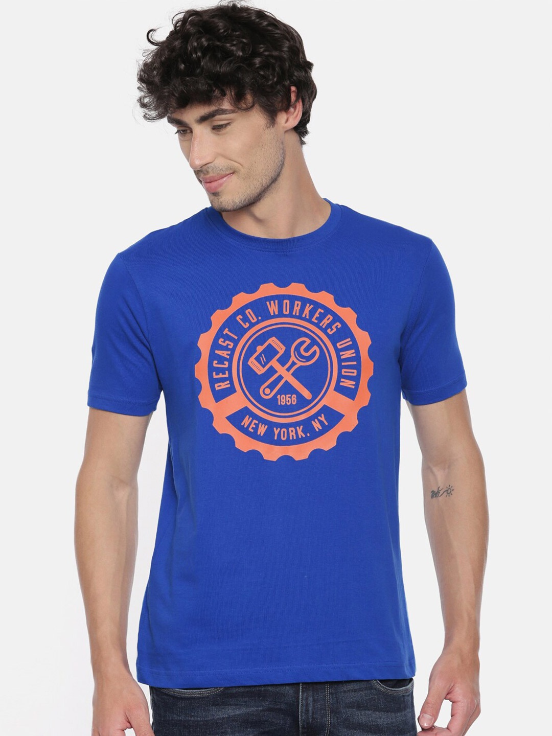 

recast Men Blue & Orange Typography Printed Pure Cotton Bio Finish T-shirt