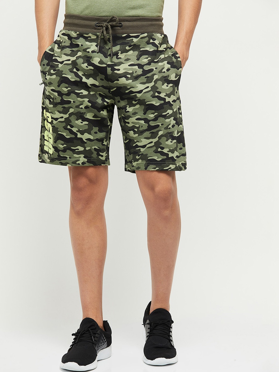 

max Men Olive Green Camouflage Printed Shorts