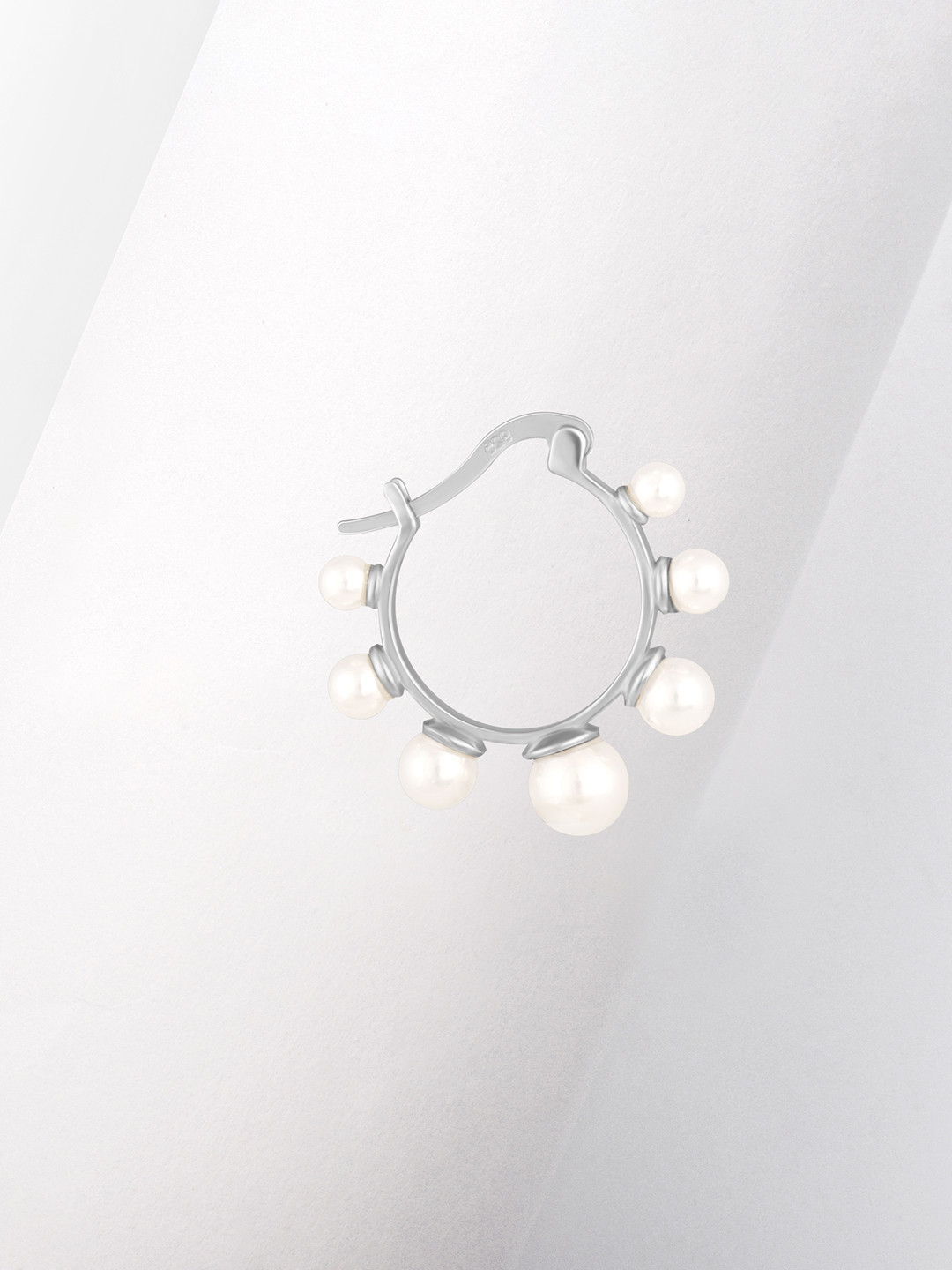 

GIVA 925 Sterling Silver Rhodium Plated Loop Earrings