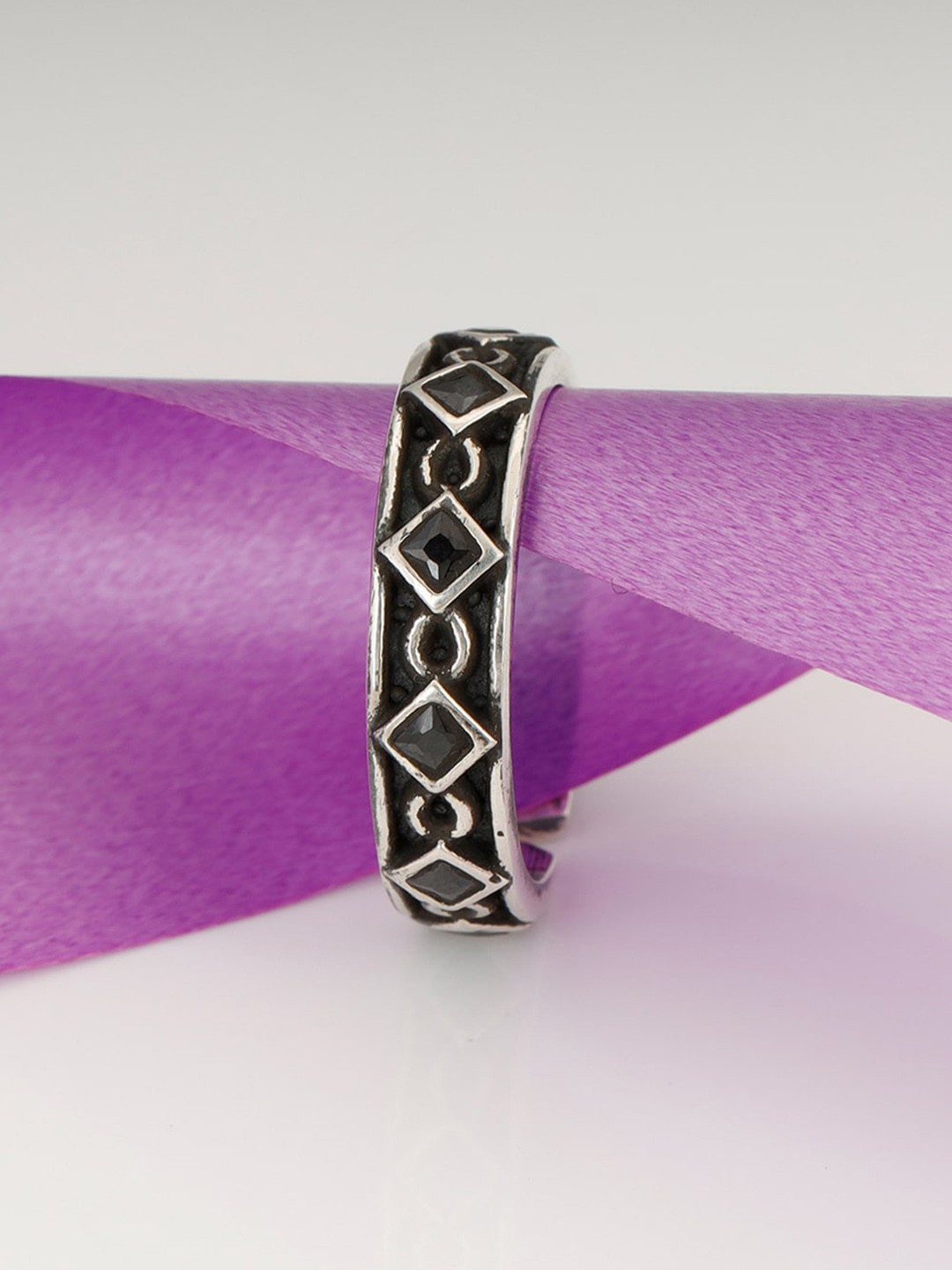 

GIVA 925 Sterling Silver Oxidised Rhombus Ring