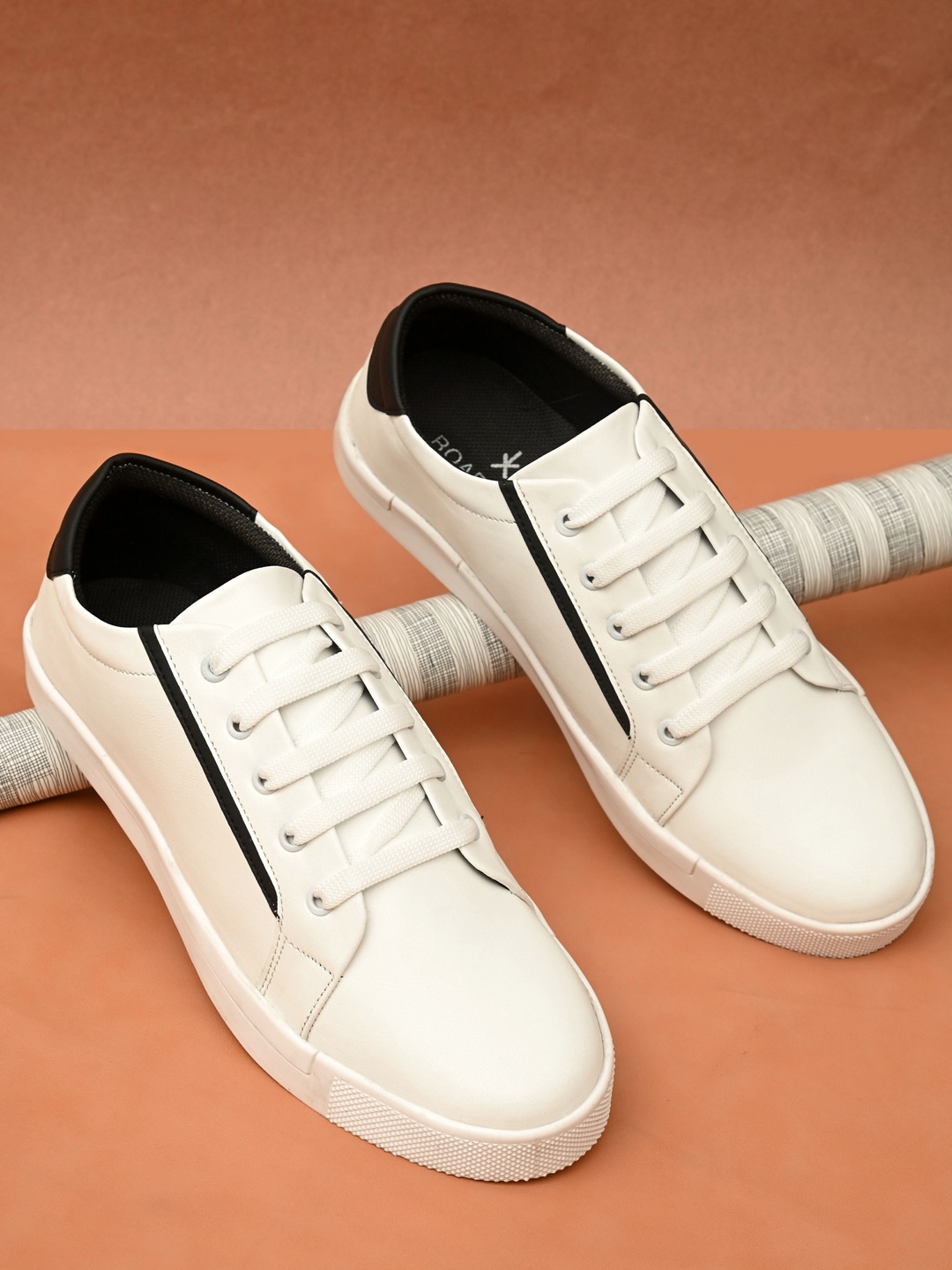 

Roadster Men White Synthetic Leather Lace Up Sneakers
