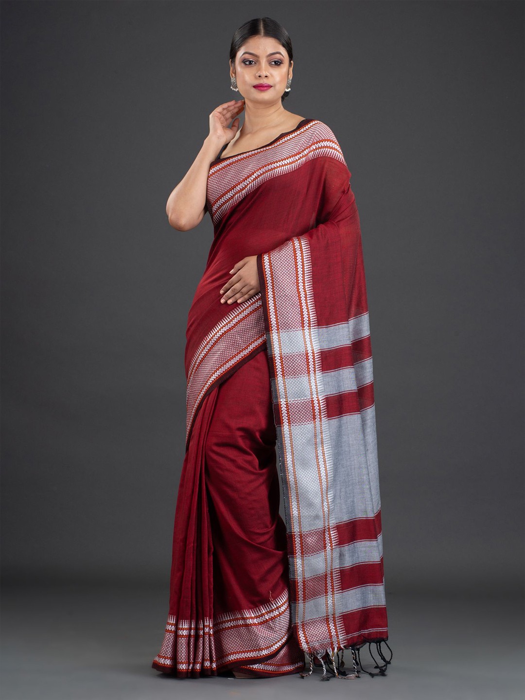 

Arhi Maroon & Grey Solid Handwoven Pure Cotton Saree