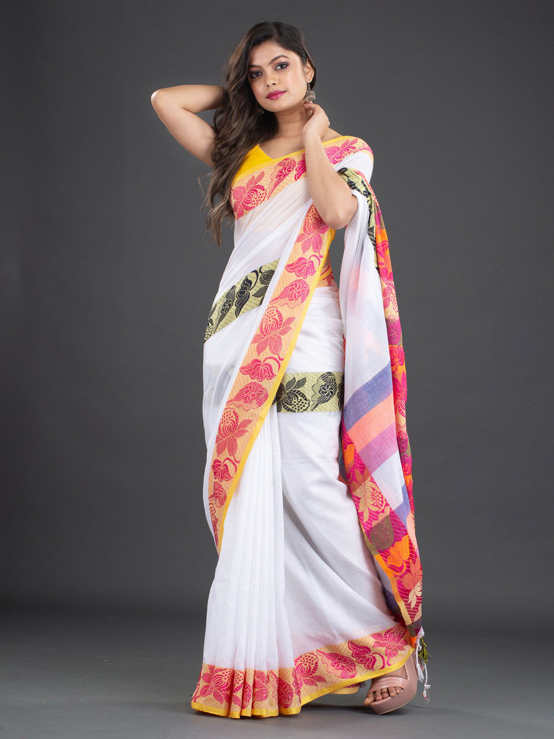 

Arhi White & Pink Floral Pure Cotton Handwoven Saree