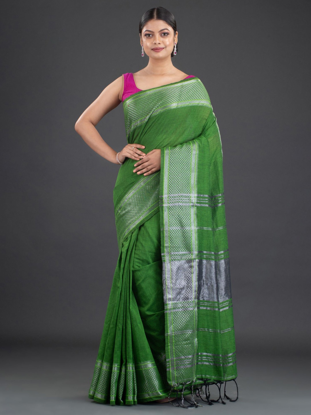 

Arhi Green & Silver-Toned Pure Cotton Saree