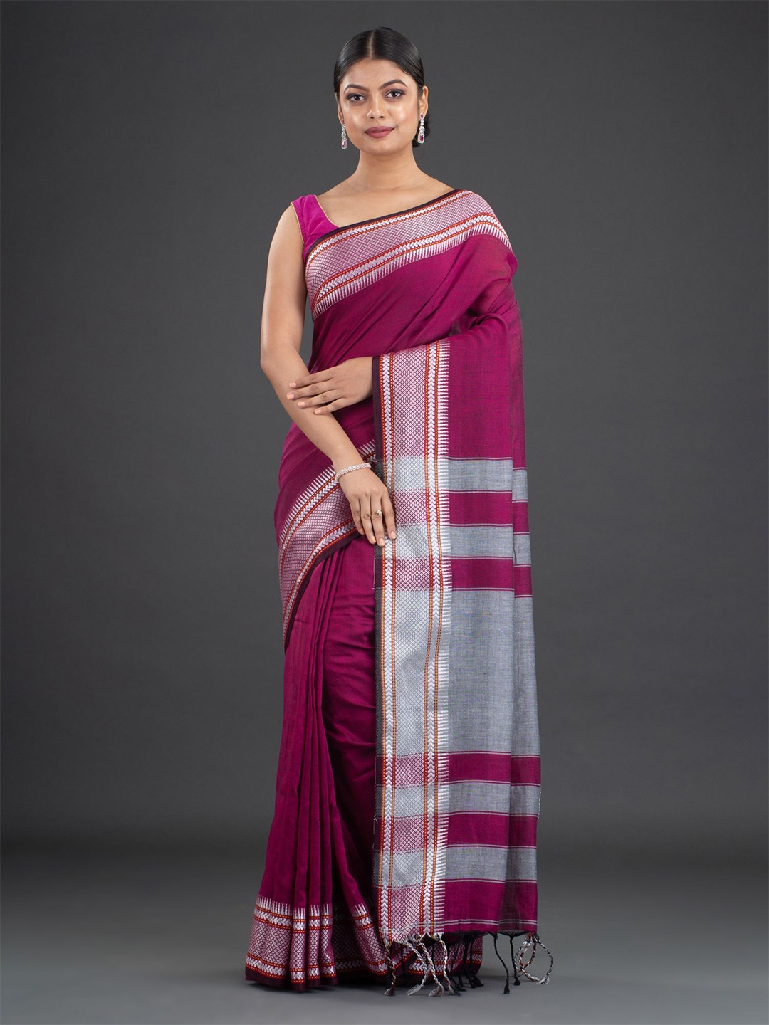 

Arhi Magenta & Silver-Coloured Pure Cotton Saree