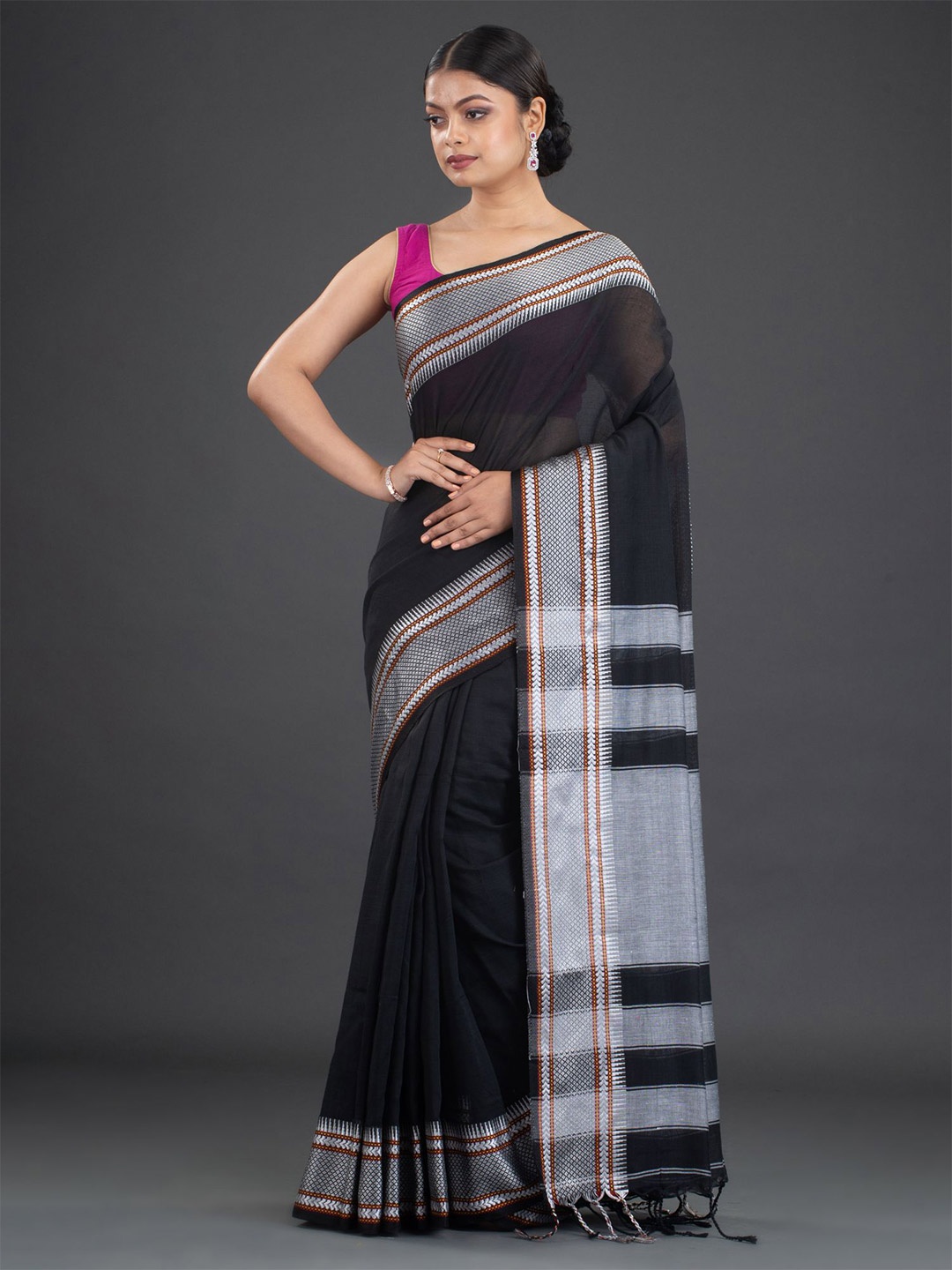 

Arhi Black & Silver-Toned Solid Handwoven Pure Cotton Saree