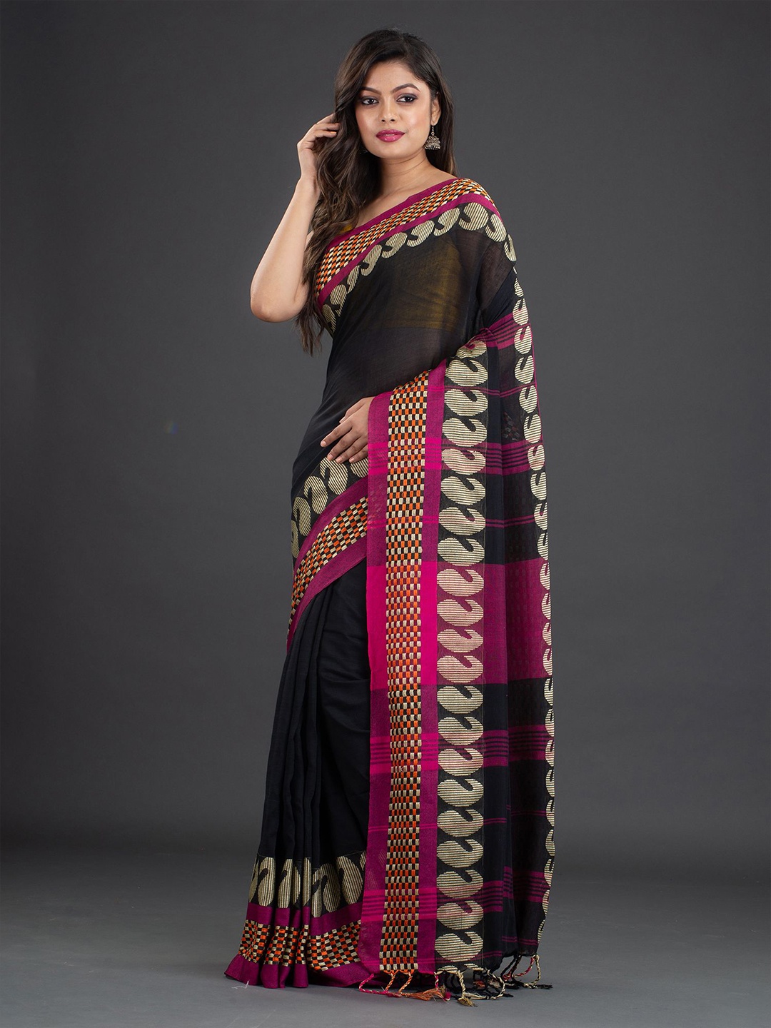 

Arhi Black & Pink Solid Handwoven Pure Cotton Saree