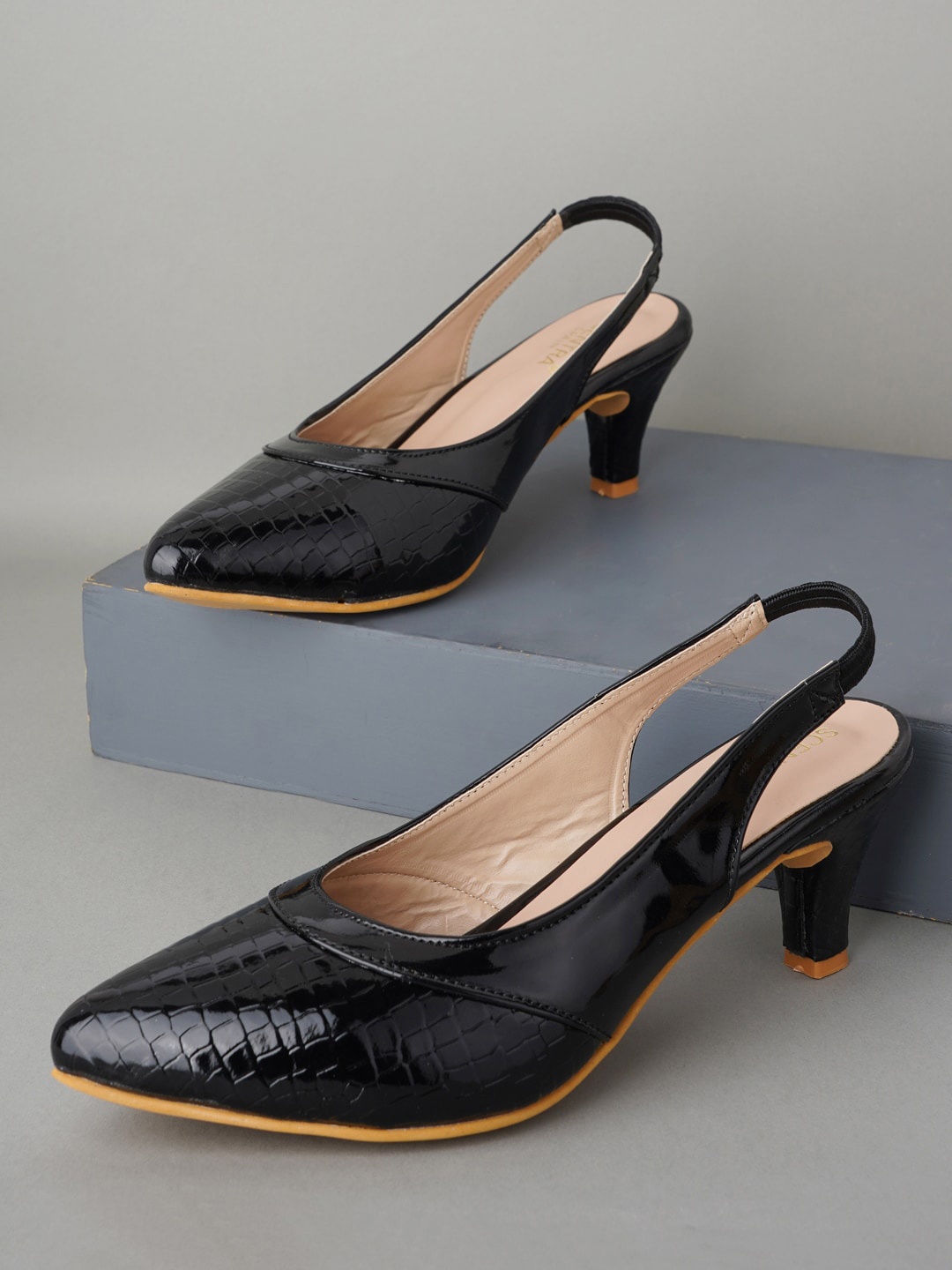 

SCENTRA Women Black Textured Kitten Pumps