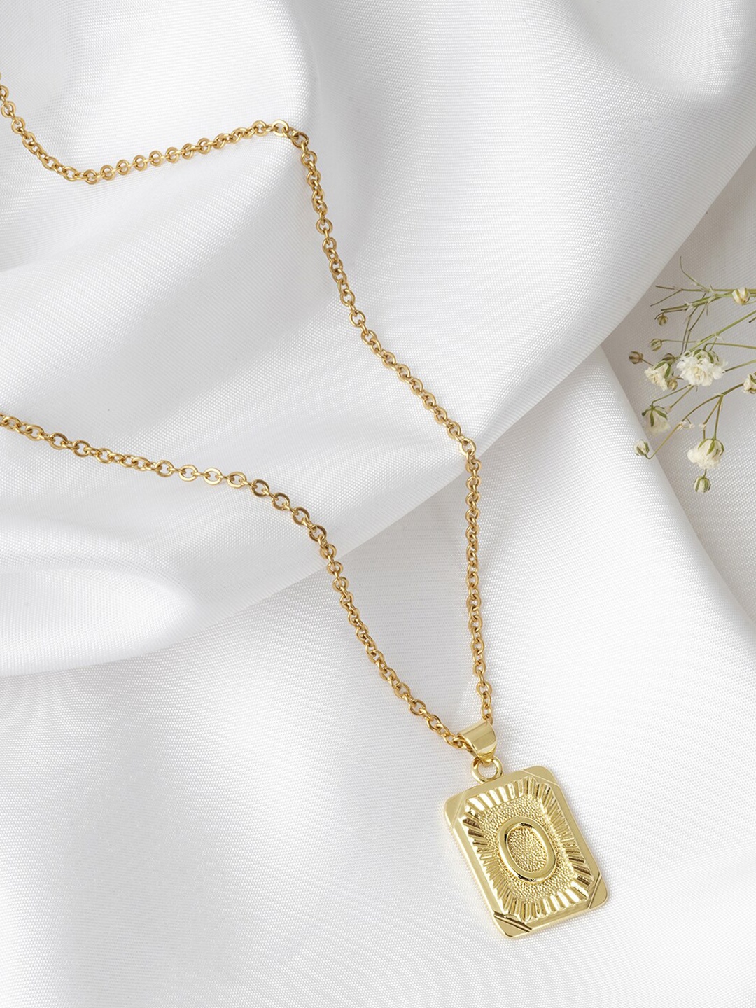 

JOKER & WITCH Gold-Plated Letter O Pendant with Chain