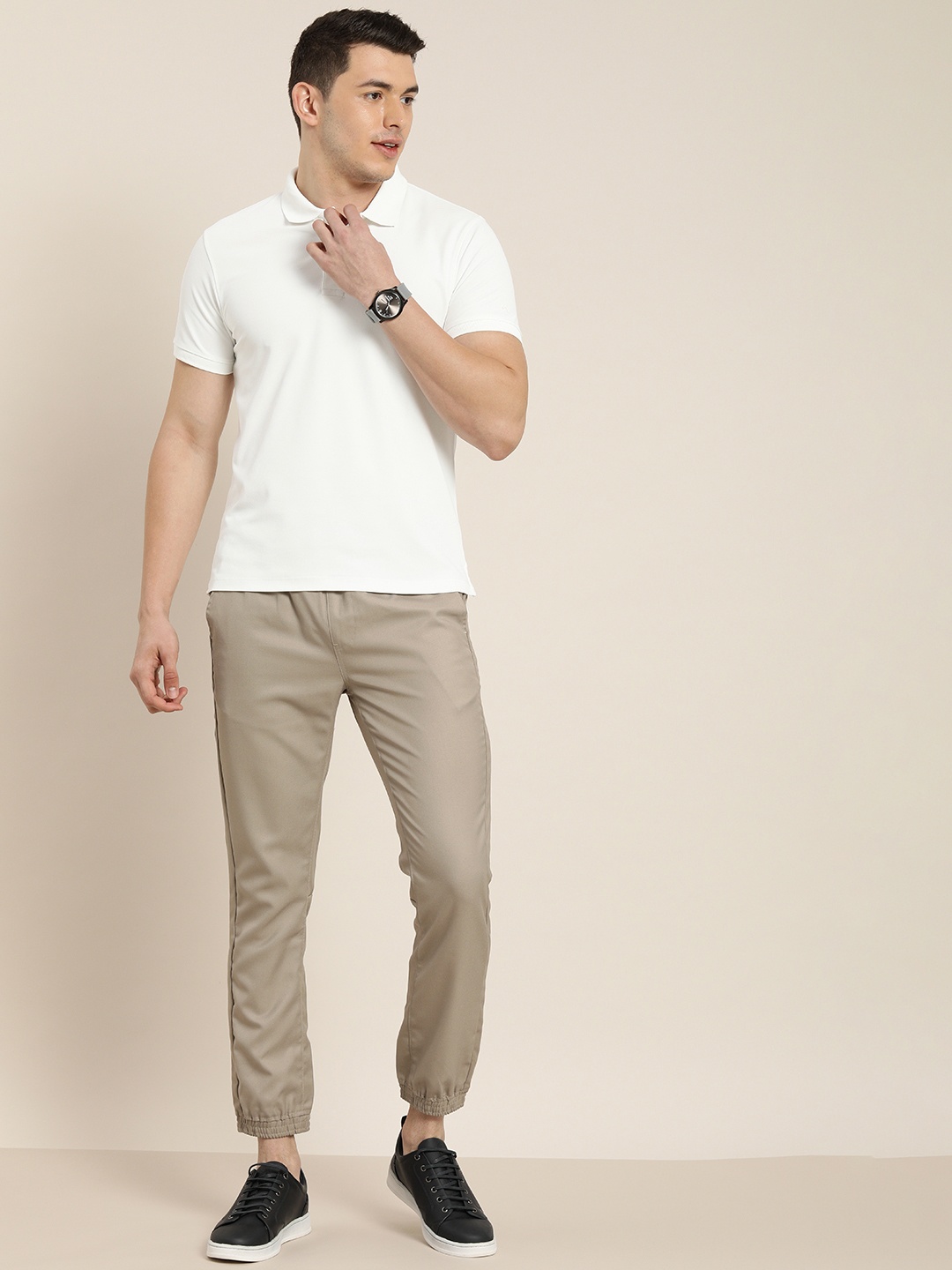 

ether Men White Solid Moisture-Wicking Antimicrobial Polo