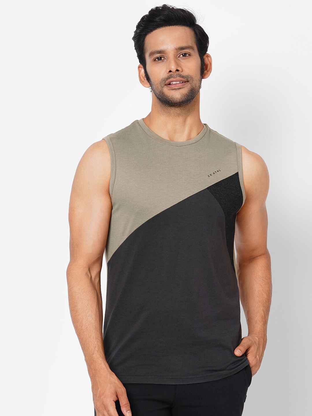 

Sweet Dreams Men Green & Black Colourblocked T-shirt