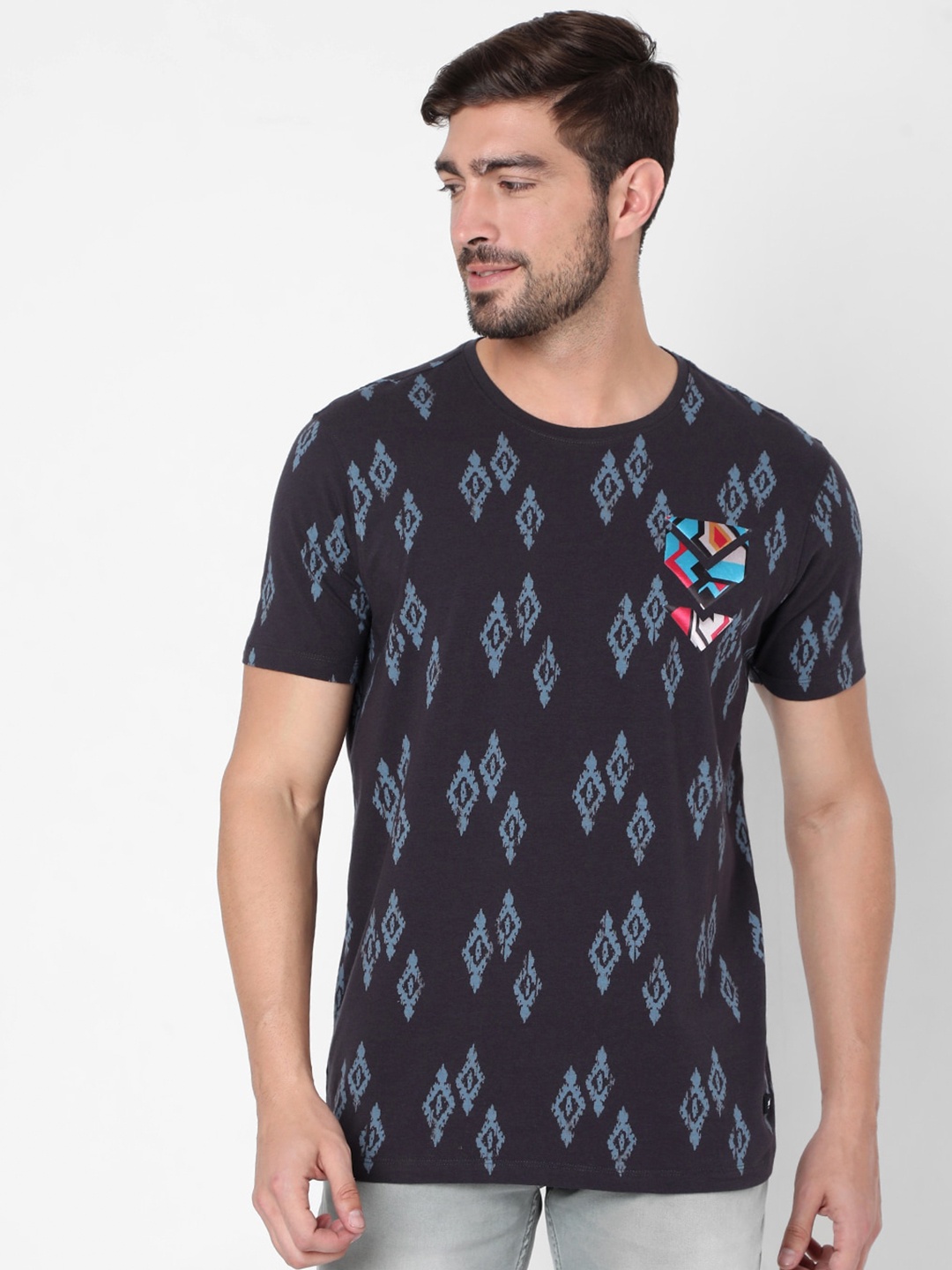 

SPYKAR Men Charcoal & Blue Tribal Printed Slim Fit Cotton T-shirt