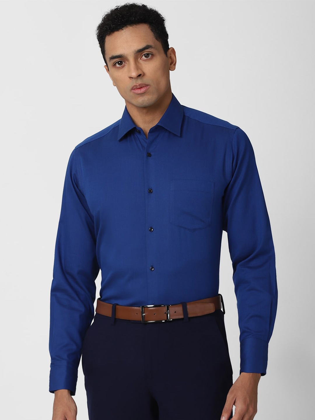 

Van Heusen Men Blue Pure Cotton Solid Formal Shirt