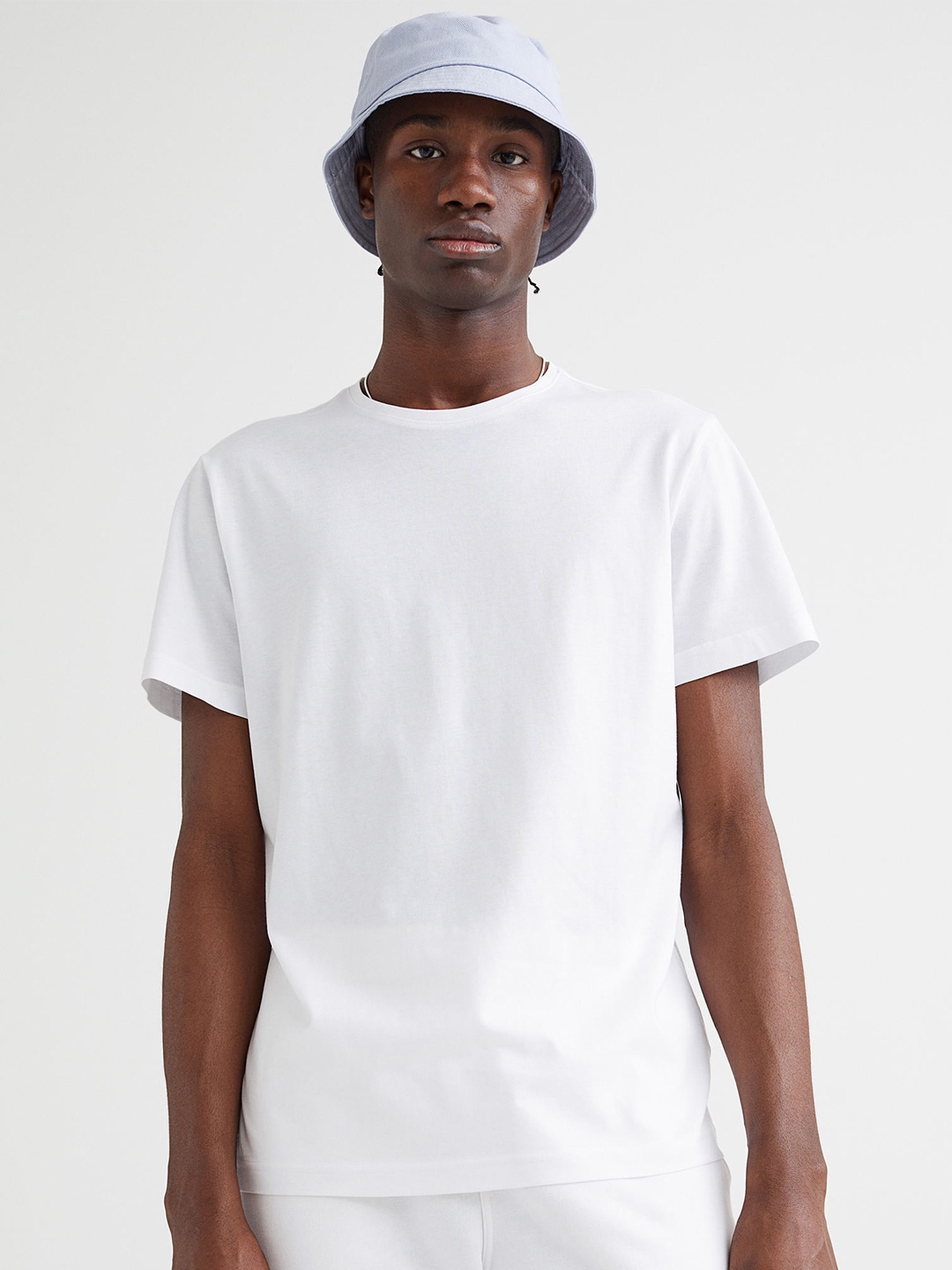 

H&M Men White Solid Round Neck Regular Fit T-shirt