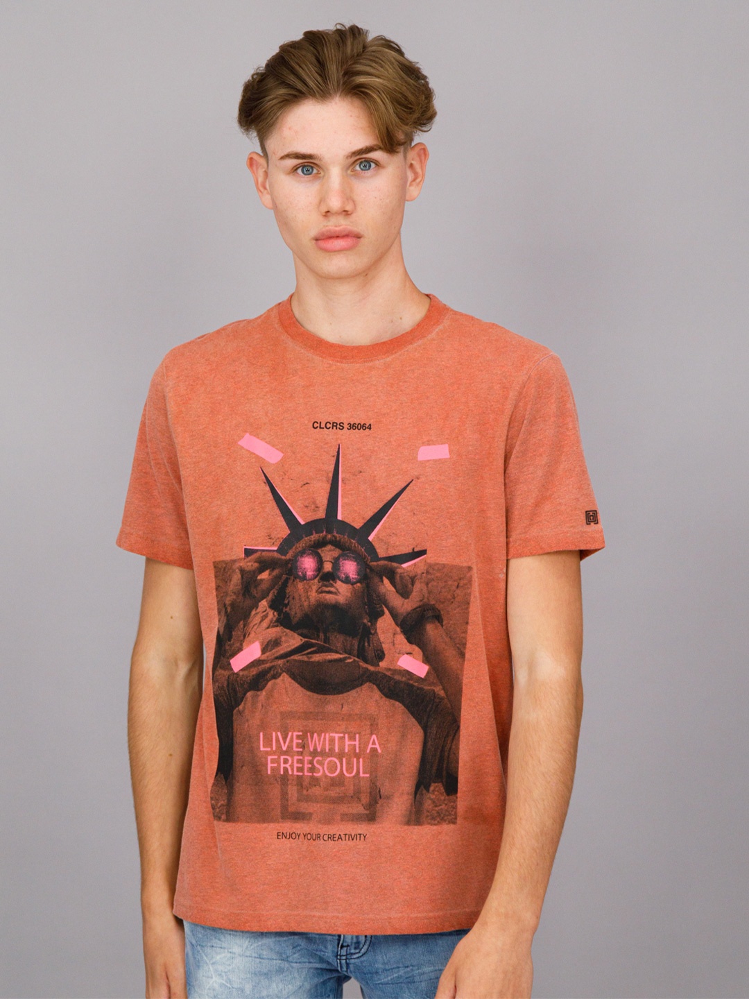

FREESOUL Men Peach-Coloured & Black Printed Pure Cotton T-shirt