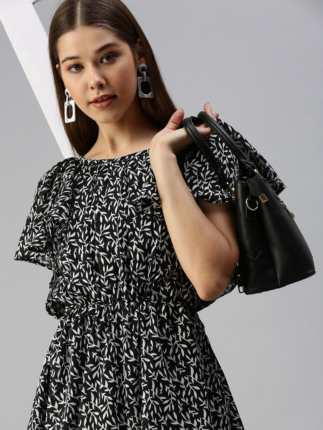 

SHOWOFF Black & Off-White Floral Printed Fit & Flare Dress
