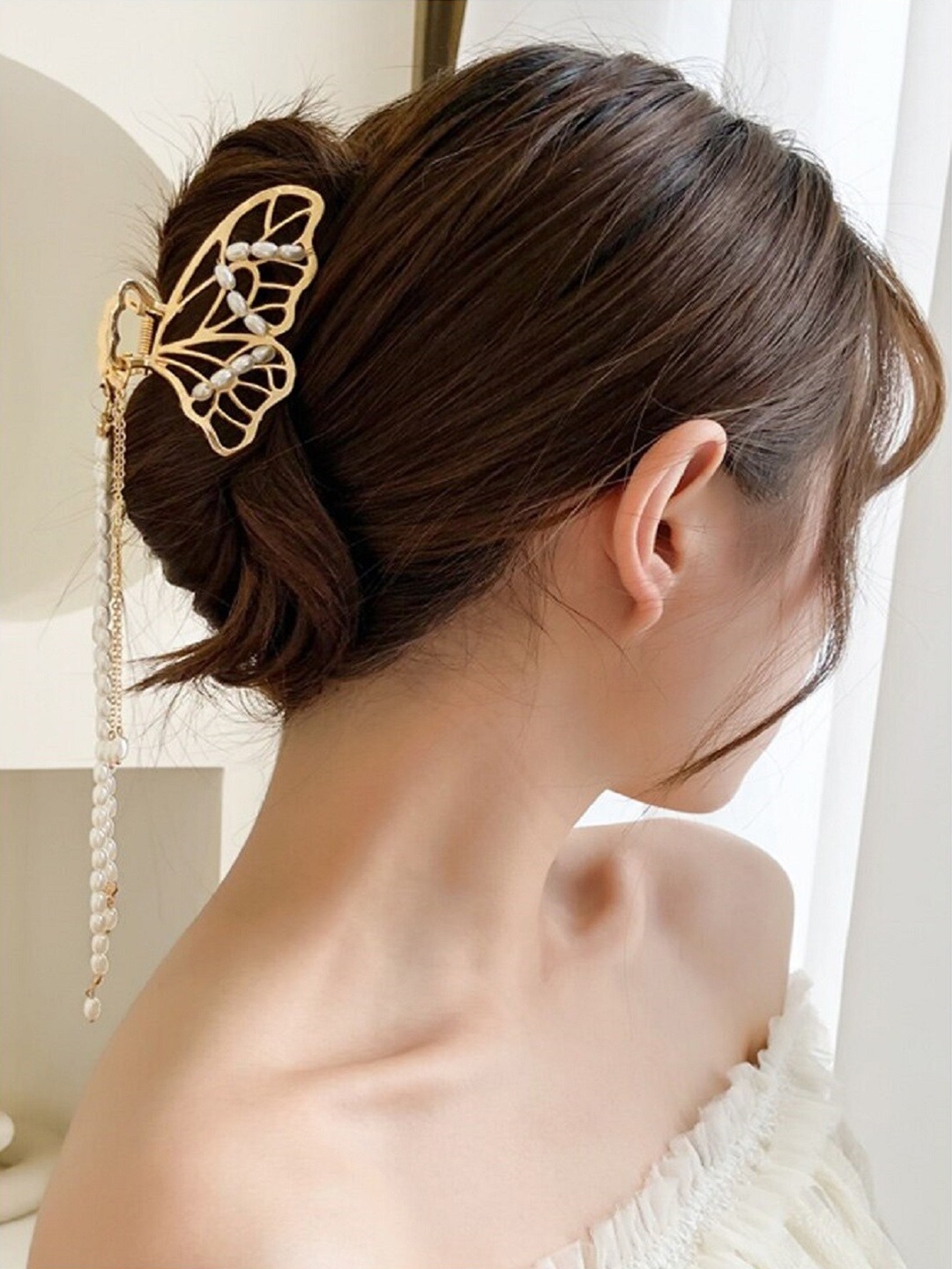 

OOMPH Women Gold-Toned & White Embellished Pearls Tassel Claw Clip